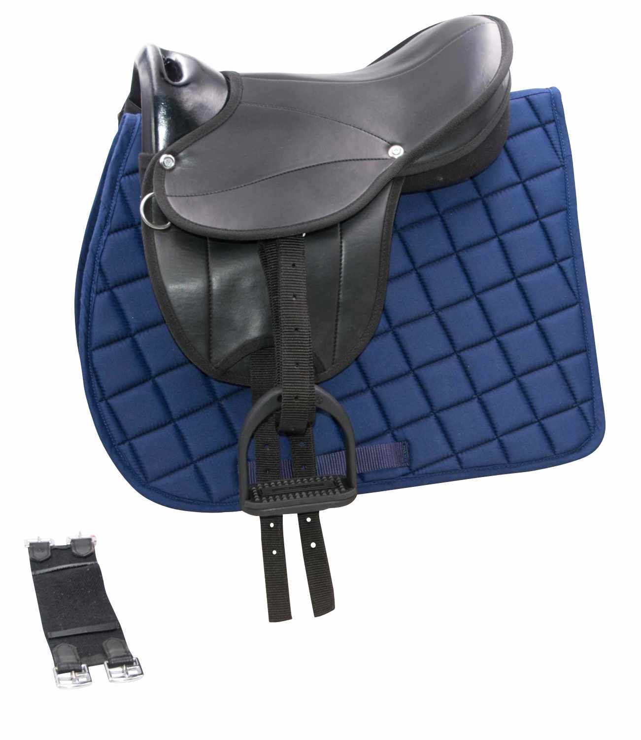 Schwarzer Sattel auf blauer Steppdecke. Mit Steigbügeln und Gurt. Für Ponys und Shettys.