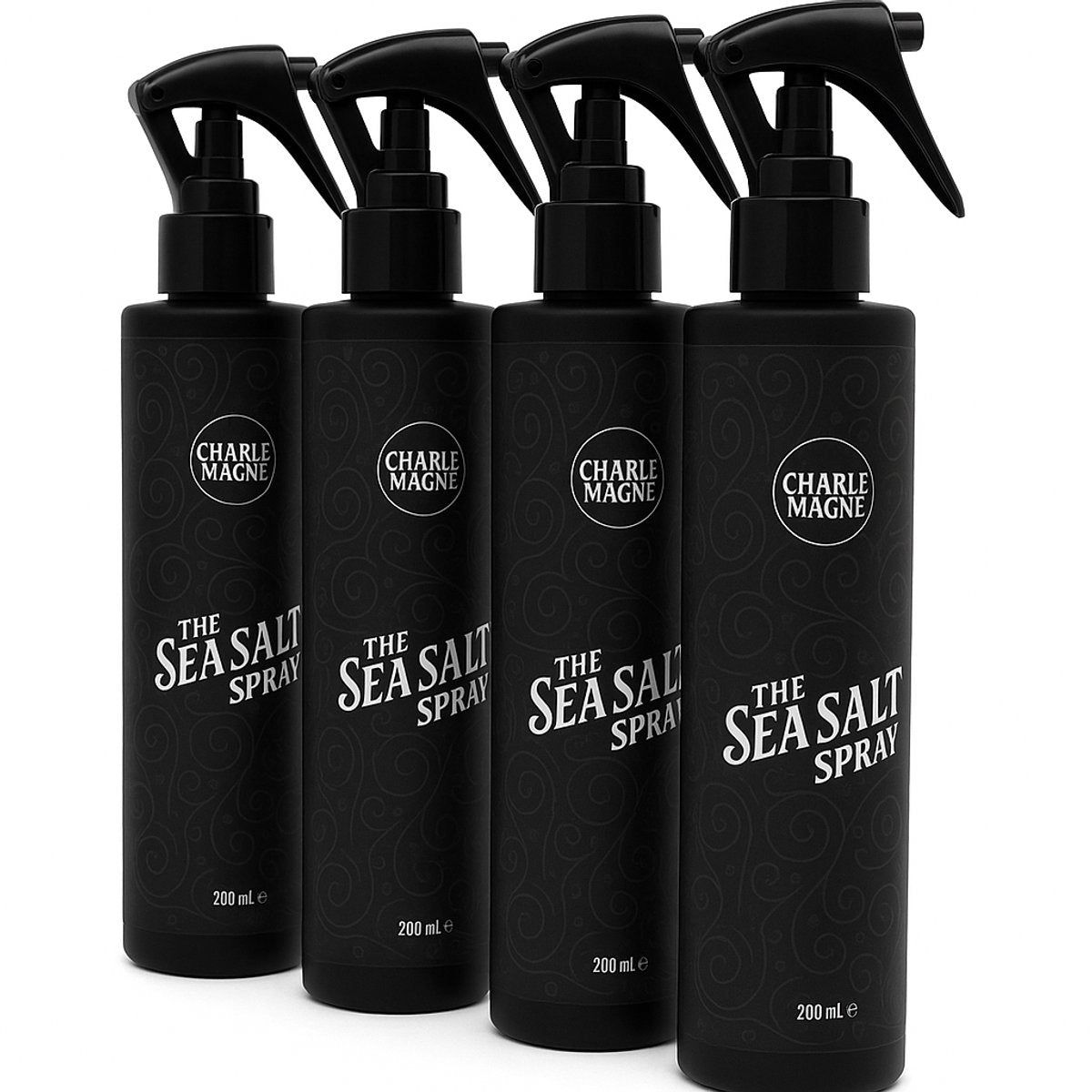 Vier schwarze Sprühflaschen. Auf jeder Flasche steht "CHARLE MAGNE" und "THE SEA SALT SPRAY". Jede Flasche hat einen schwarzen Sprühkopf.