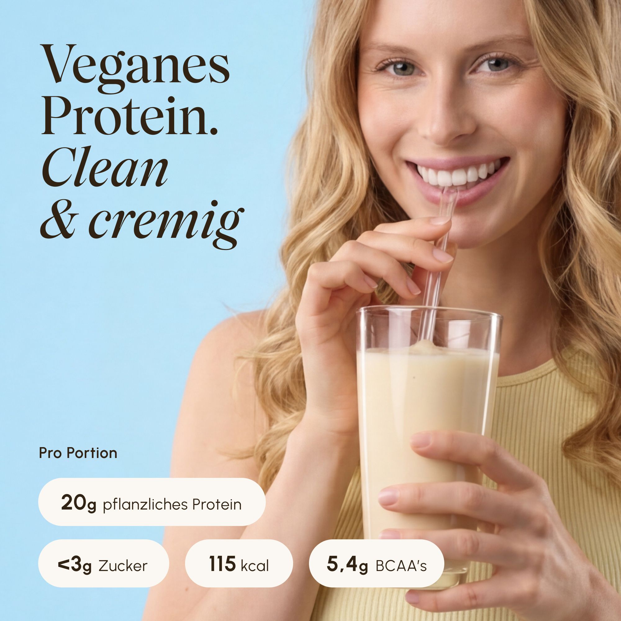 Frau trinkt einen cremigen VETAIN Vegan Protein Shake mit 20g Protein pro Portion.