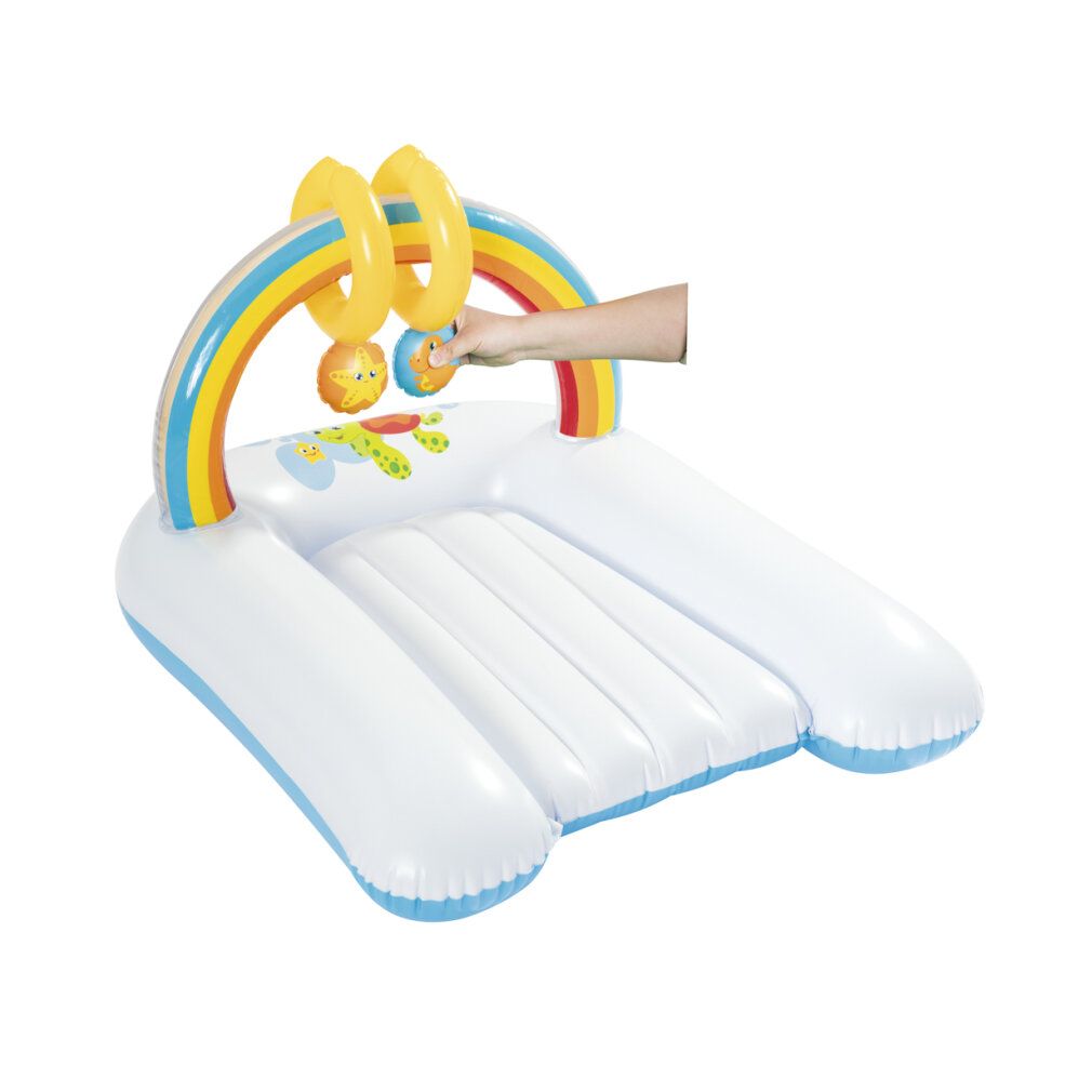 Aufblasbares Produkt mit Regenbogen-Elementen. Hand berührt hängendes Spielzeug. Weiß mit blauem Rand.