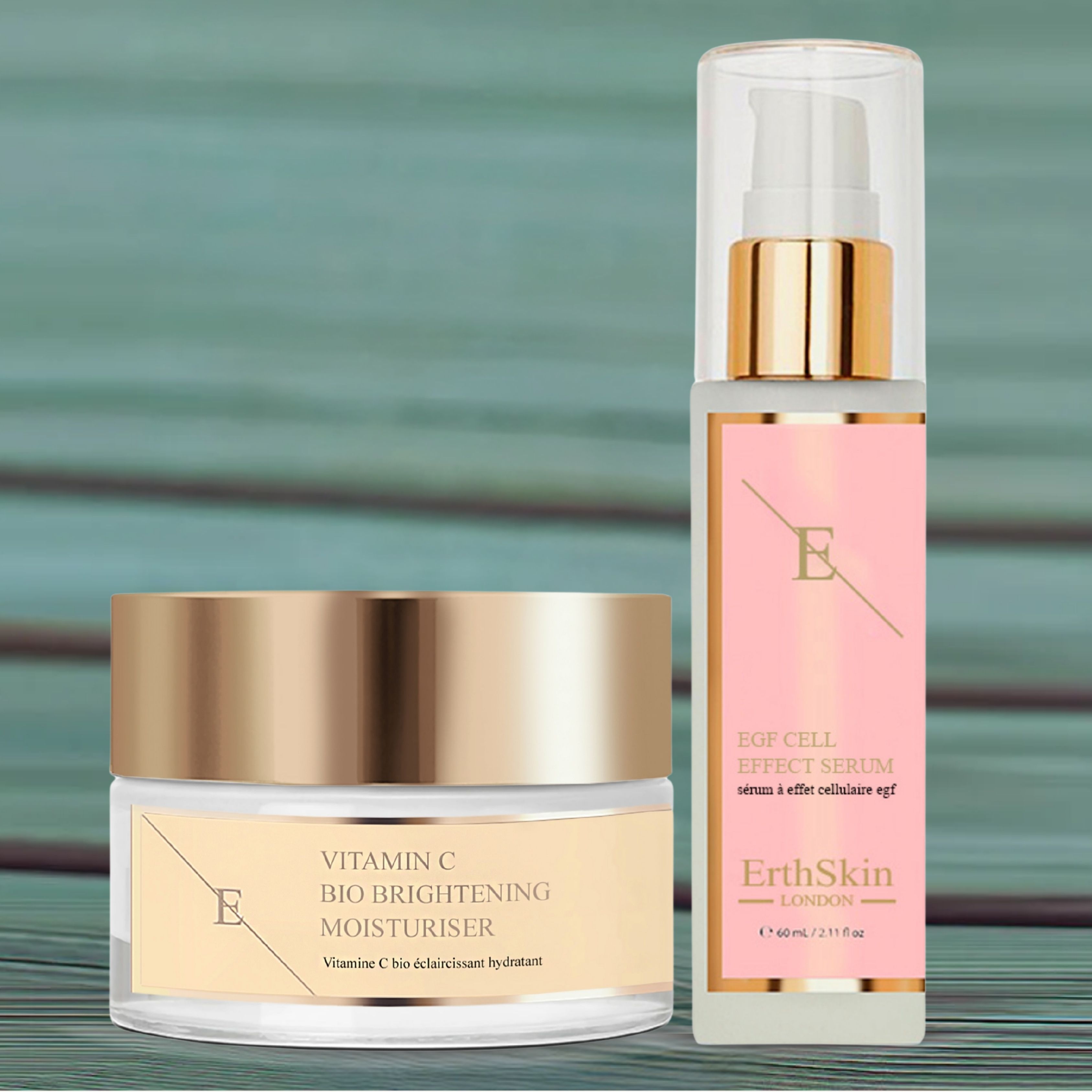 Zwei Kosmetikprodukte: Creme-Tiegel und Serum-Flasche. Goldfarbene Deckel und Aufschriften. "Vitamin C Bio Brightening Moisturiser" und "EGF CELL EFFECT SERUM".
