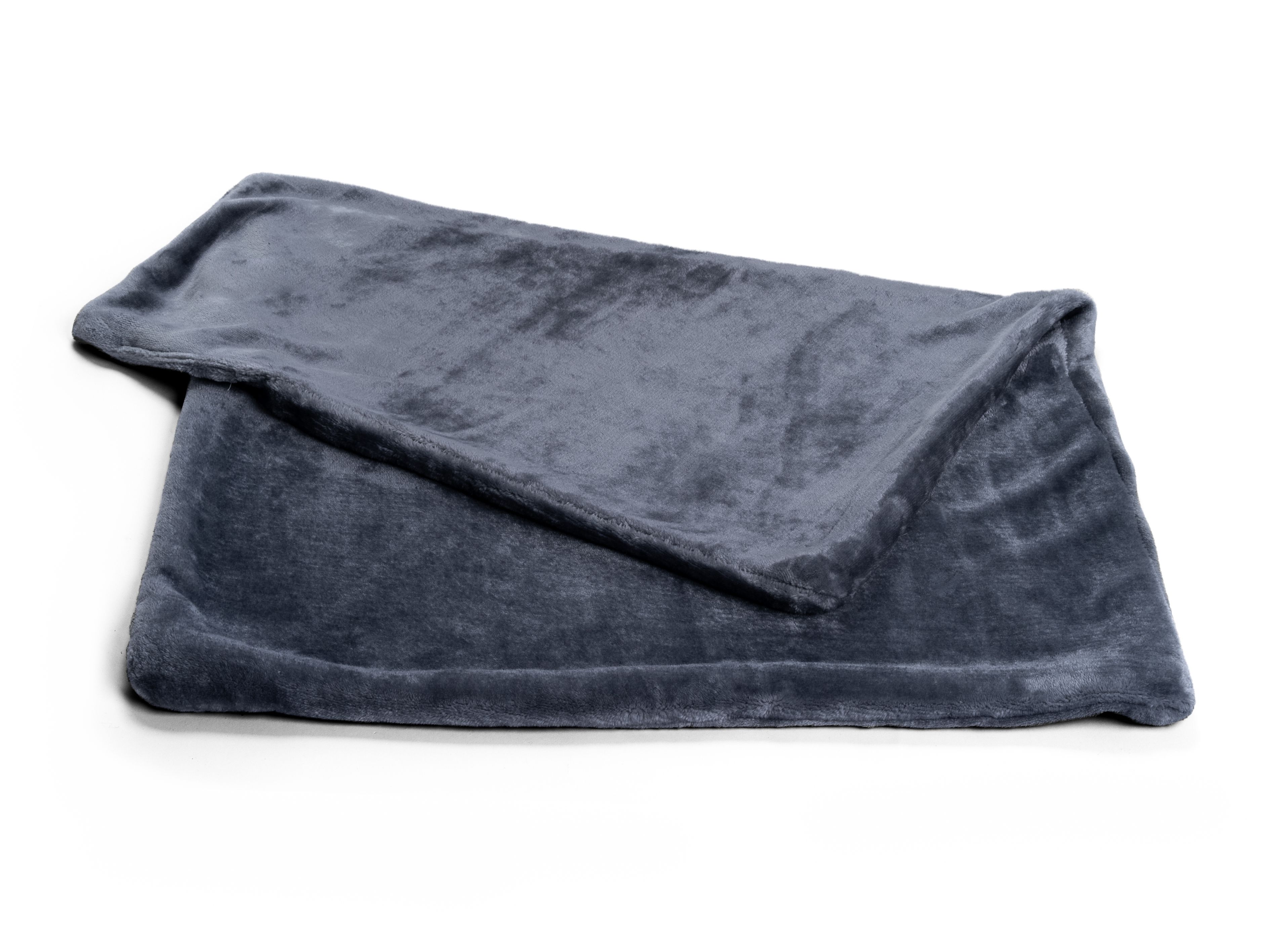 Graue Kuscheldecke, gefaltet. Rechteckige Form, weiches Material, auf weißem Hintergrund.