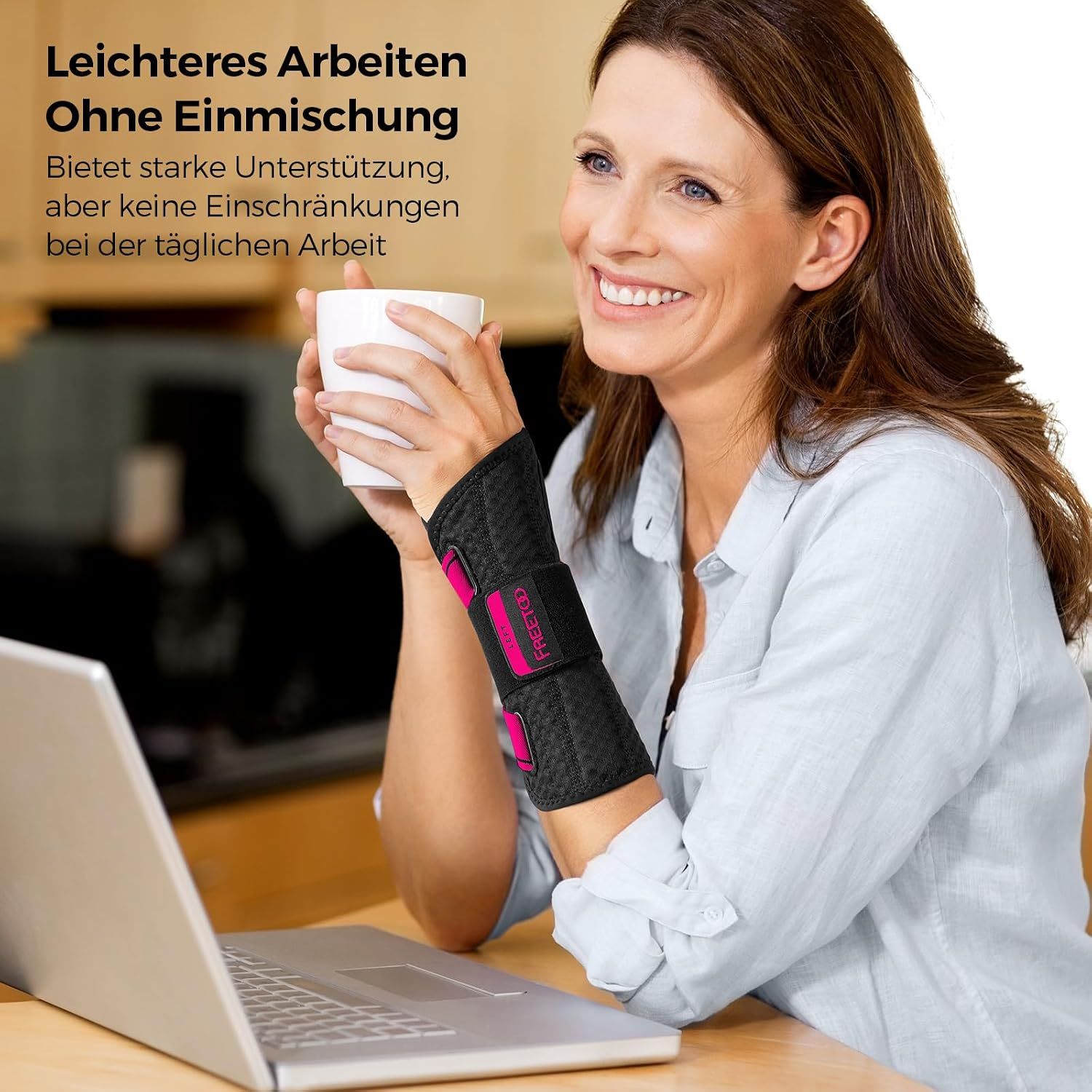 Frau mit Handgelenkbandage am Laptop, die Tasse haltend.