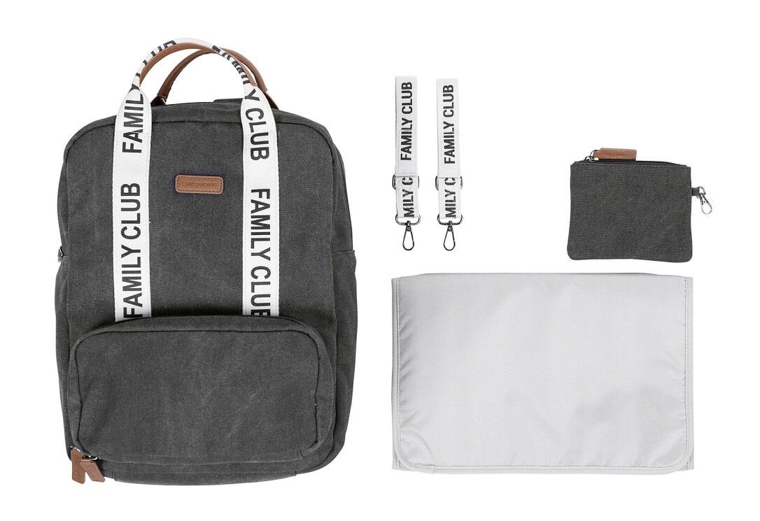 Dunkelgrauer Wickelrucksack mit weißem Schriftzug FAMILY CLUB. Inklusive Wickelunterlage, Tasche und zwei Anhänger.
