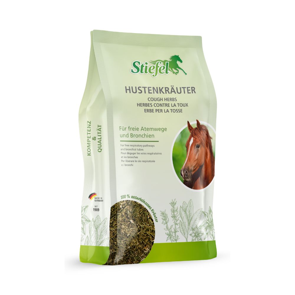 Stiefel Hustenkräuter-Beutel. Grün-weiße Verpackung mit Pferdekopf. Text: Hustenkräuter, für freie Atemwege und Bronchien. Mit Qualitätszeichen.