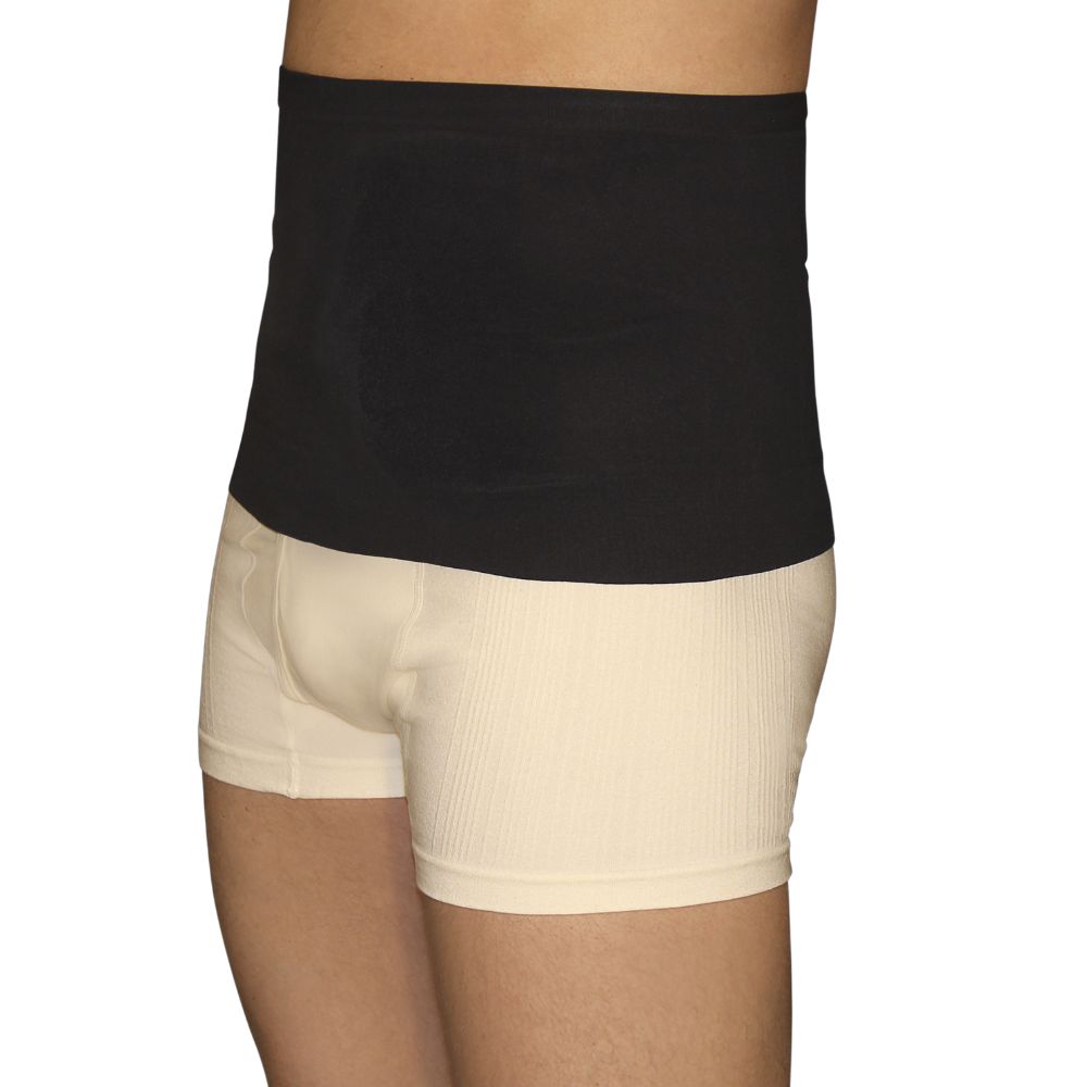 Schwarze Bauchbinde über Unterwäsche. Seitenansicht. Beige Unterwäsche sichtbar.