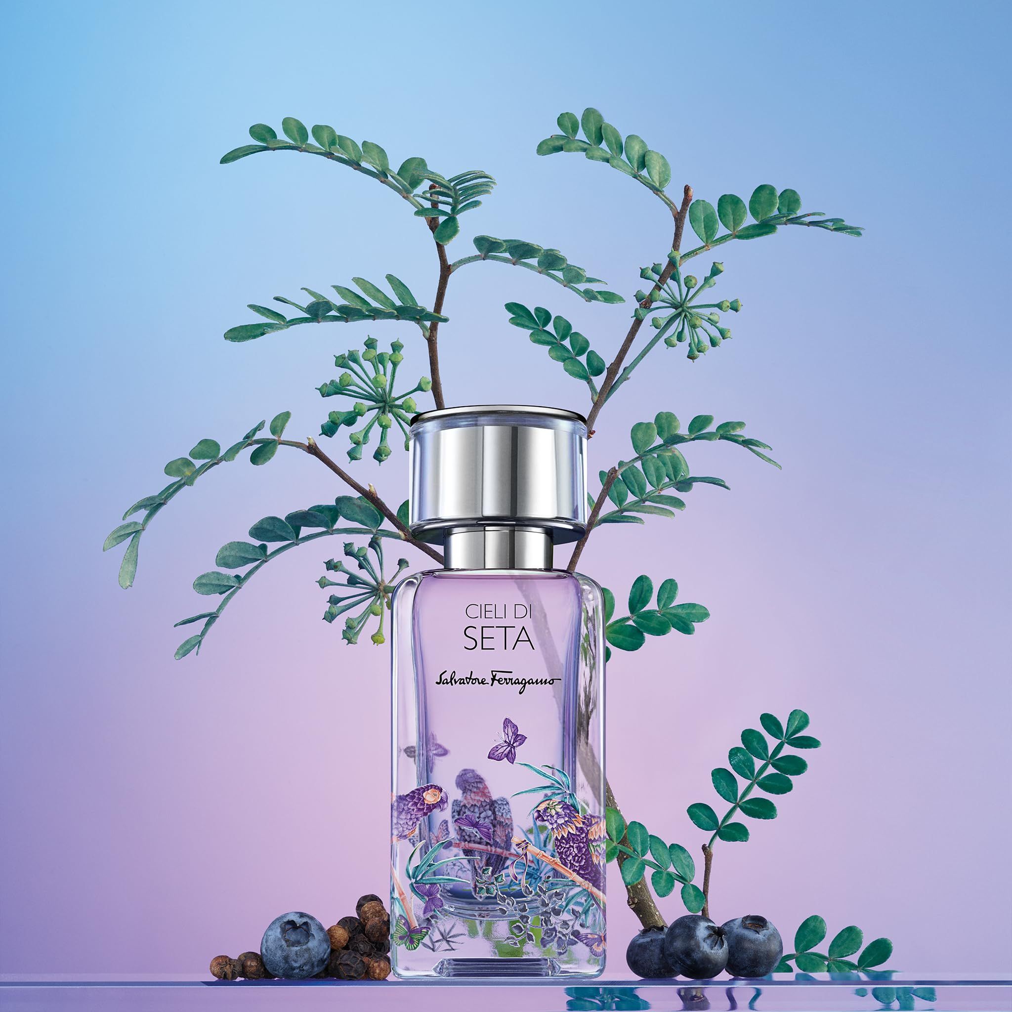 Flakon. Text: Cieli di Seta, Salvatore Ferragamo. Abbildung: Papagei, Schmetterlinge. Hintergrund: Blätter, Beeren.