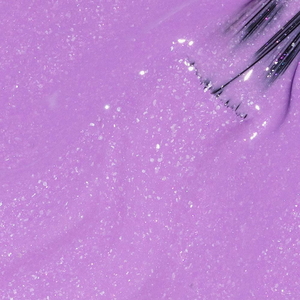 Lila Nagellack mit Pinsel. Nahaufnahme, glänzende Textur.