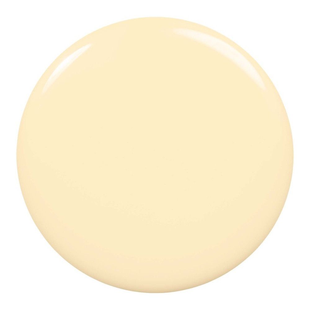 Runder, cremefarbener Nagellack-Fleck. Glänzende Oberfläche, helle, gelbliche Farbe.