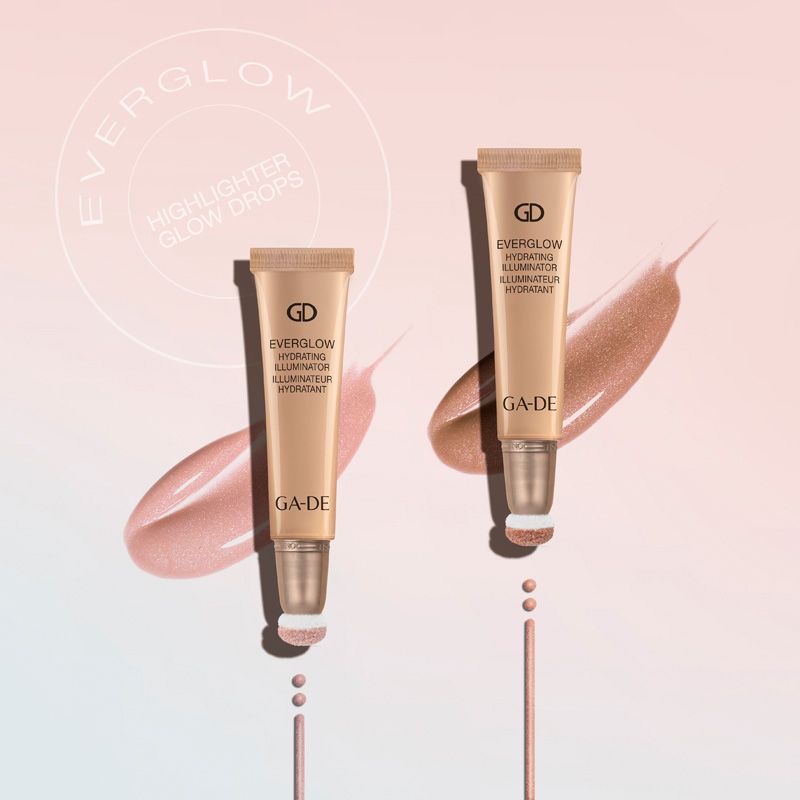 Zwei beigefarbene Tuben mit Aufschrift EVERGLOW HYDRATING ILLUMINATOR. Applikator mit Schwammspitze. Marke GA-DE.
