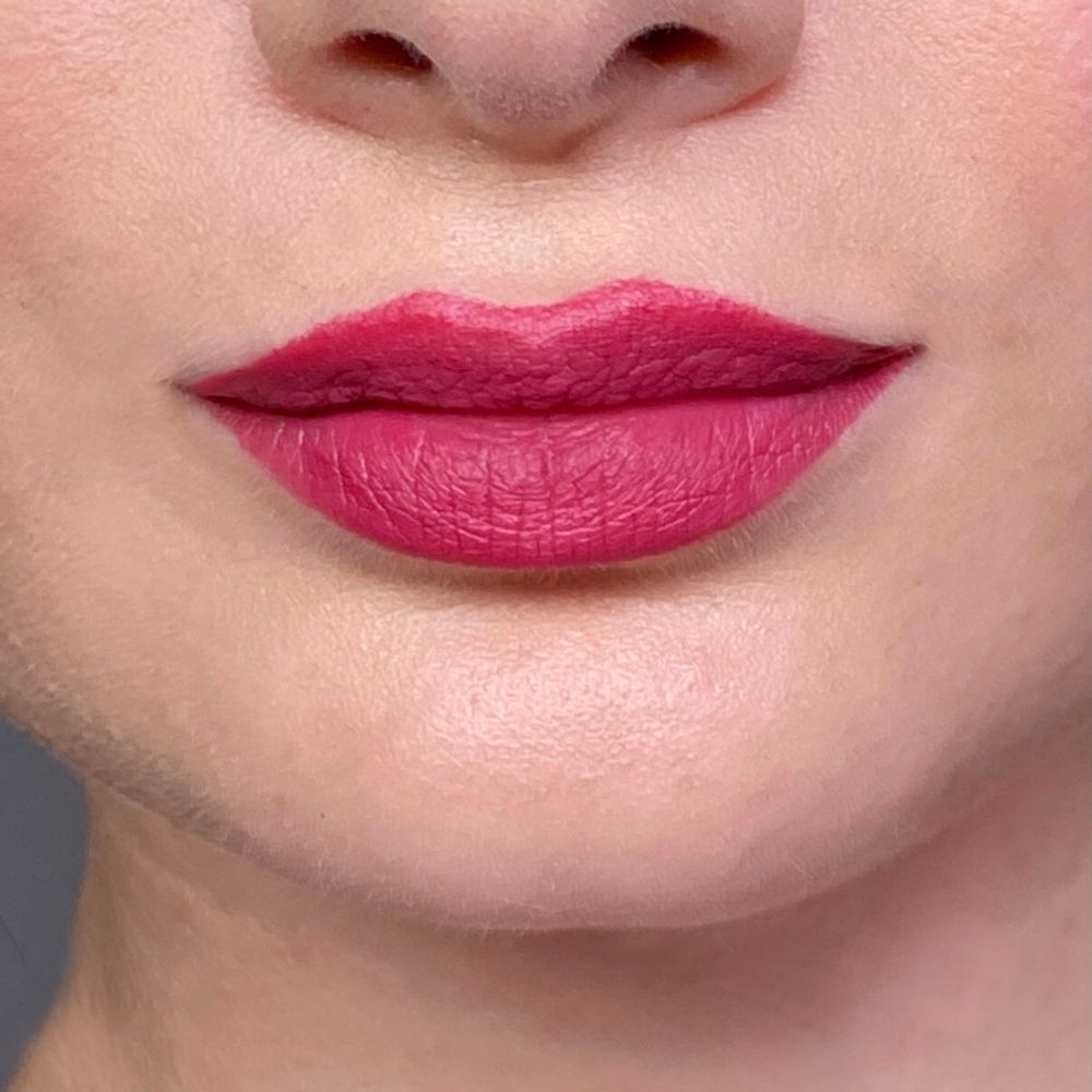 Nahaufnahme von Lippen mit rosafarbenem Lippenstift. Glatte Textur.
