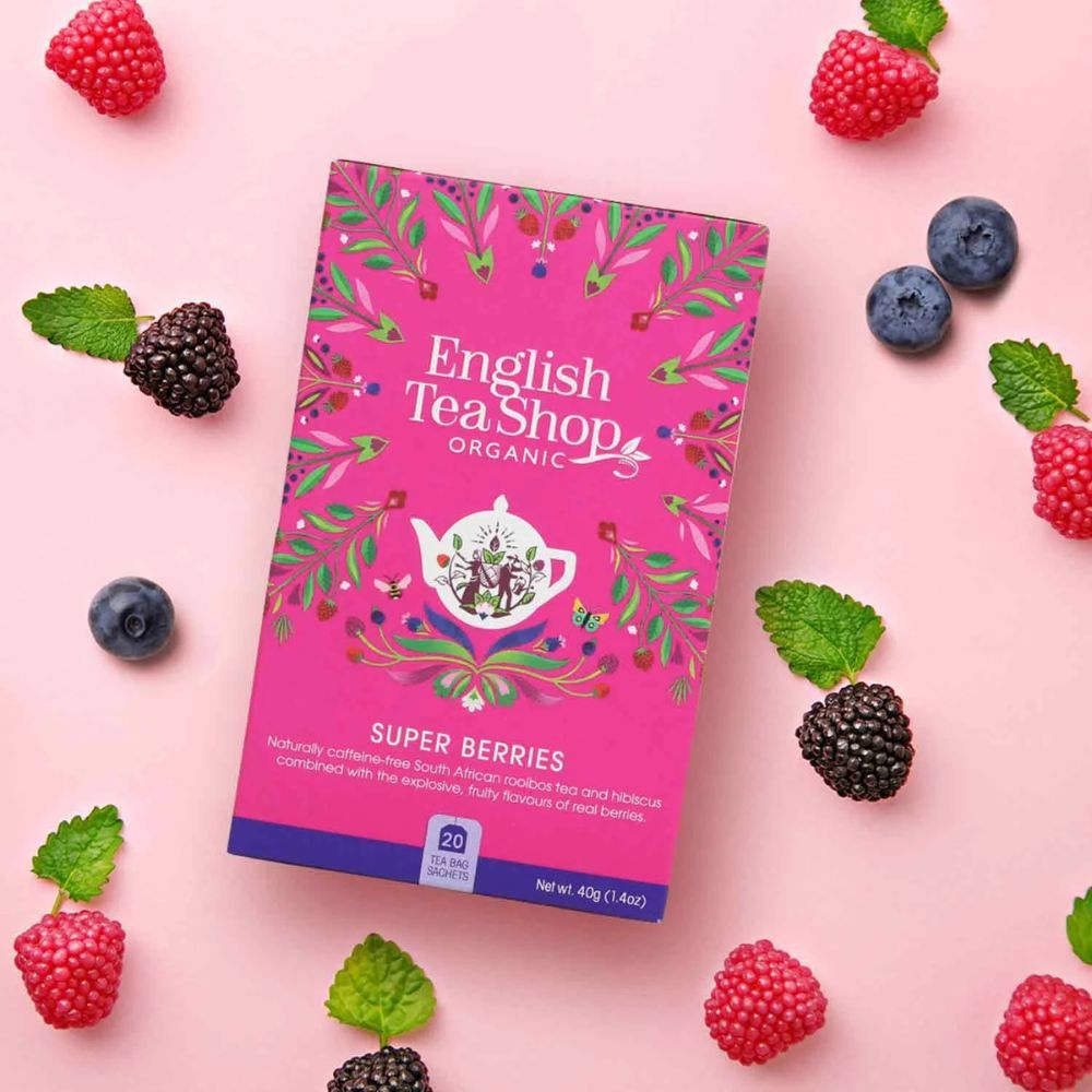 Rosa Verpackung "English Tea Shop Organic". "Super Beeren"-Text. 20 Teebeutel. Bio-Siegel. Beeren und Minze.