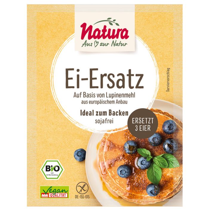 Verpackung von Natura Ei-Ersatz. Enthält Bio- und Vegan-Siegel. Aufschrift: Ei-Ersatz, ersetzt 3 Eier. Abbildung von Pfannkuchen mit Blaubeeren.