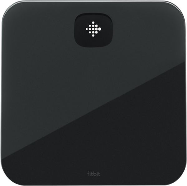 Schwarze Personenwaage mit abgerundeten Ecken. Oben ein kleines Display mit Punkten. Unten steht "Fitbit".
