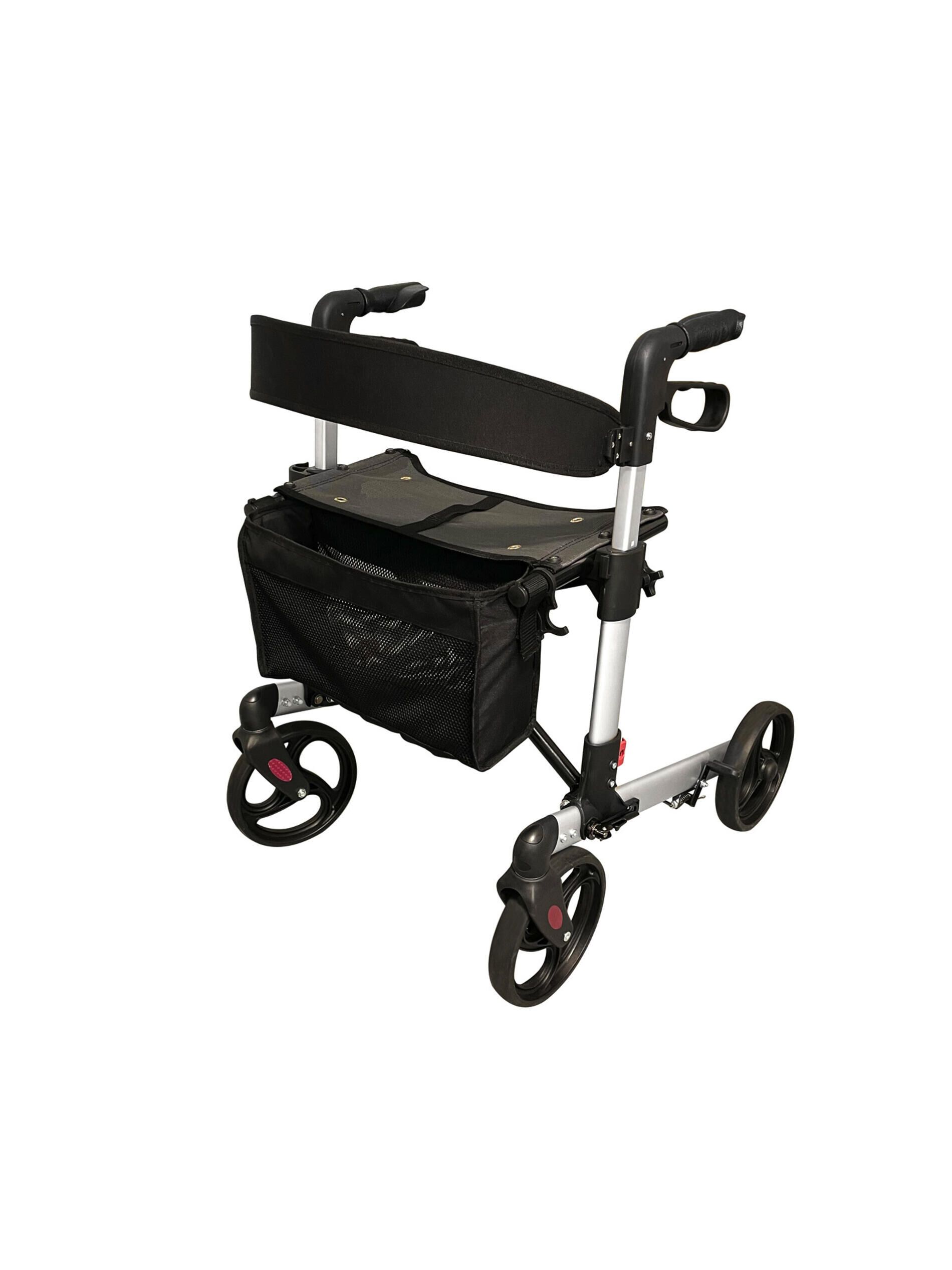 Rollator mit drei Rädern, schwarzem Sitz und Rückenlehne. Mit Einkaufstasche und Handgriffen. Silberfarbenes Gestell.