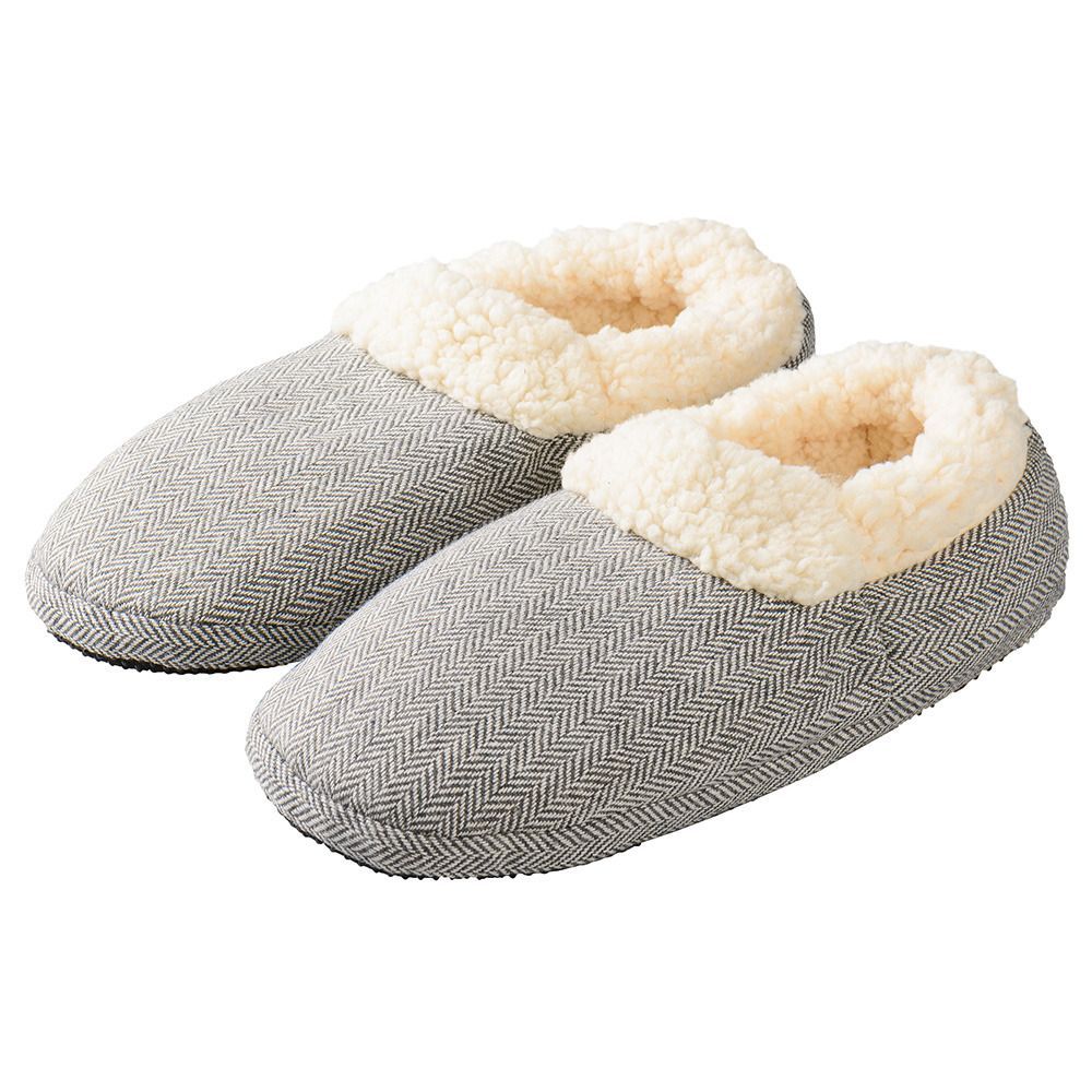 Zwei graue Slippies-Schuhe mit weißem Innenfutter. Obermaterial mit Fischgrätenmuster.