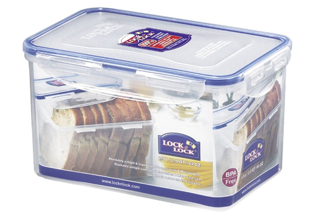 Transparente Frischhaltedose mit blauem Deckel und Verschluss. Enthält Brot und eine Flasche. Aufschrift: Lock & Lock.