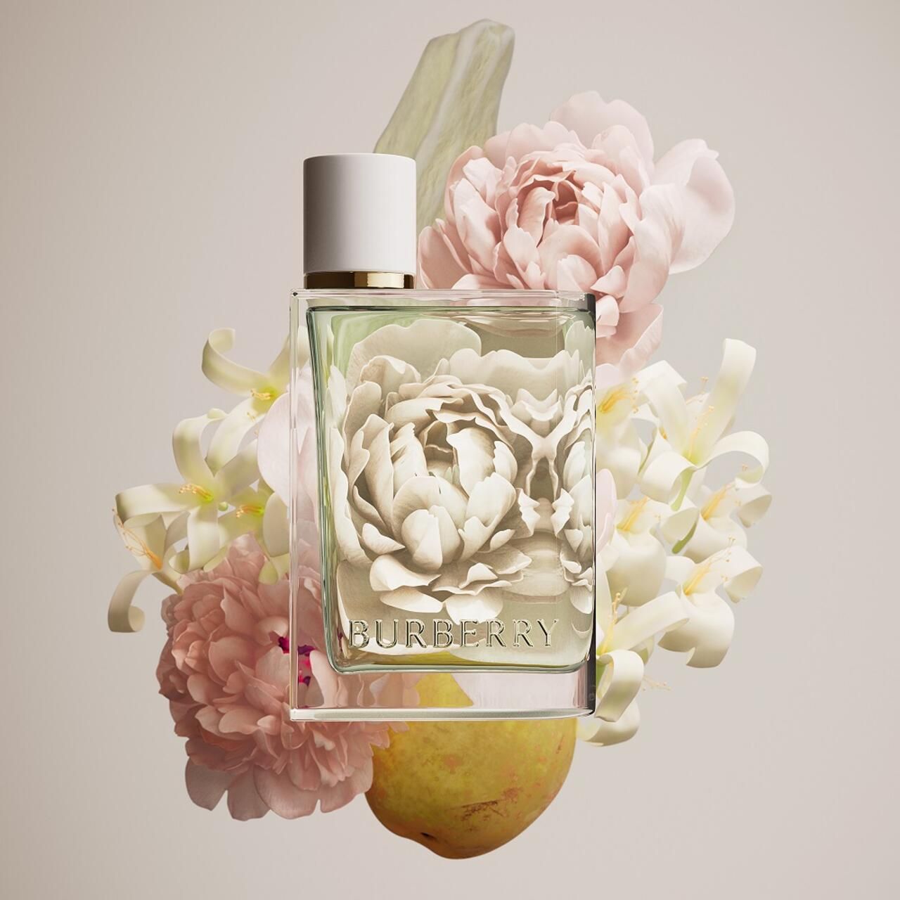 Burberry Her Eau de Toilette Flakon mit Blumen. Weißer Deckel, goldener Kragen, transparente Flüssigkeit. Logo. Blumenarragement.