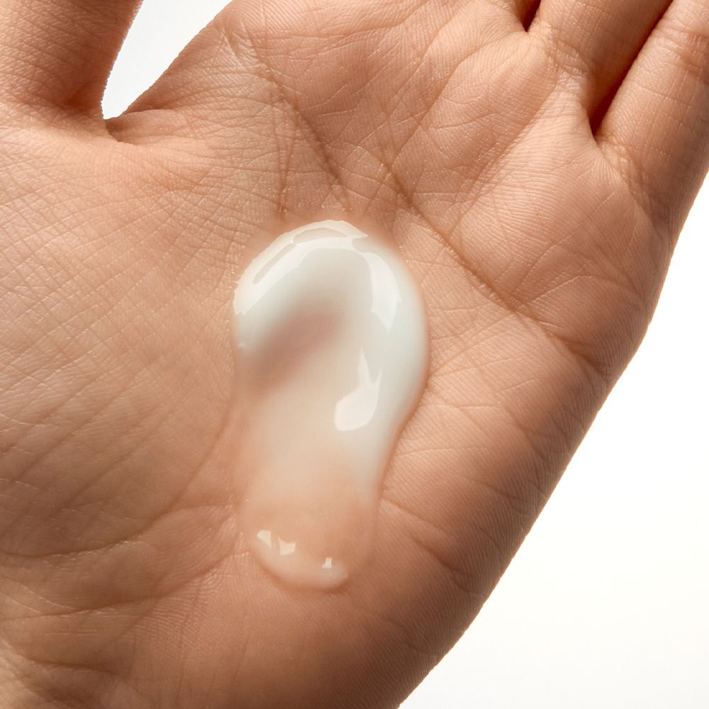 Eine kleine Menge der Numbuzin Pantothenic B5 Creme auf einer Handfläche.