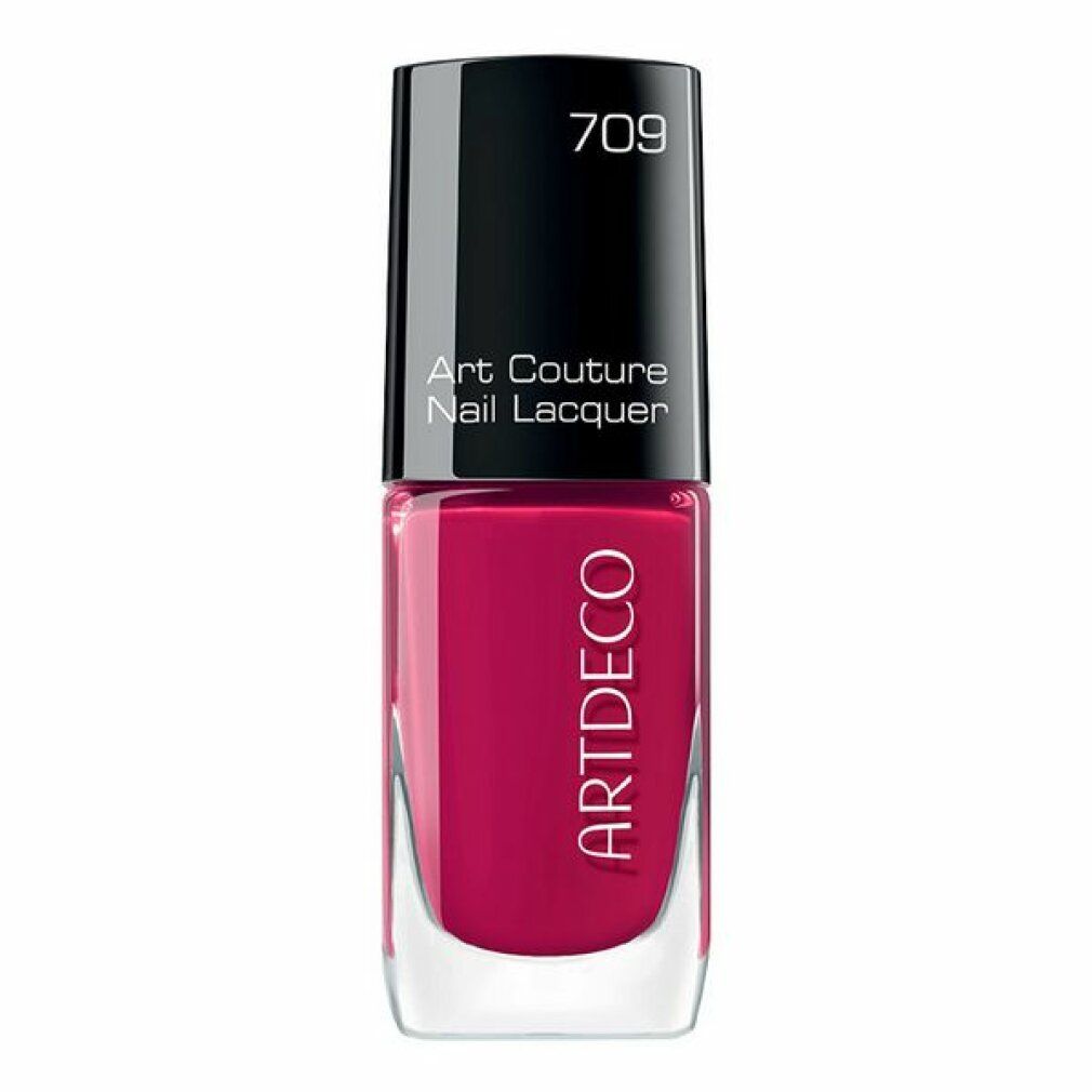 Nagellackflasche. Roter Farbton. Aufschrift: Artdeco Art Couture Nail Lacquer. Schwarzer Deckel.