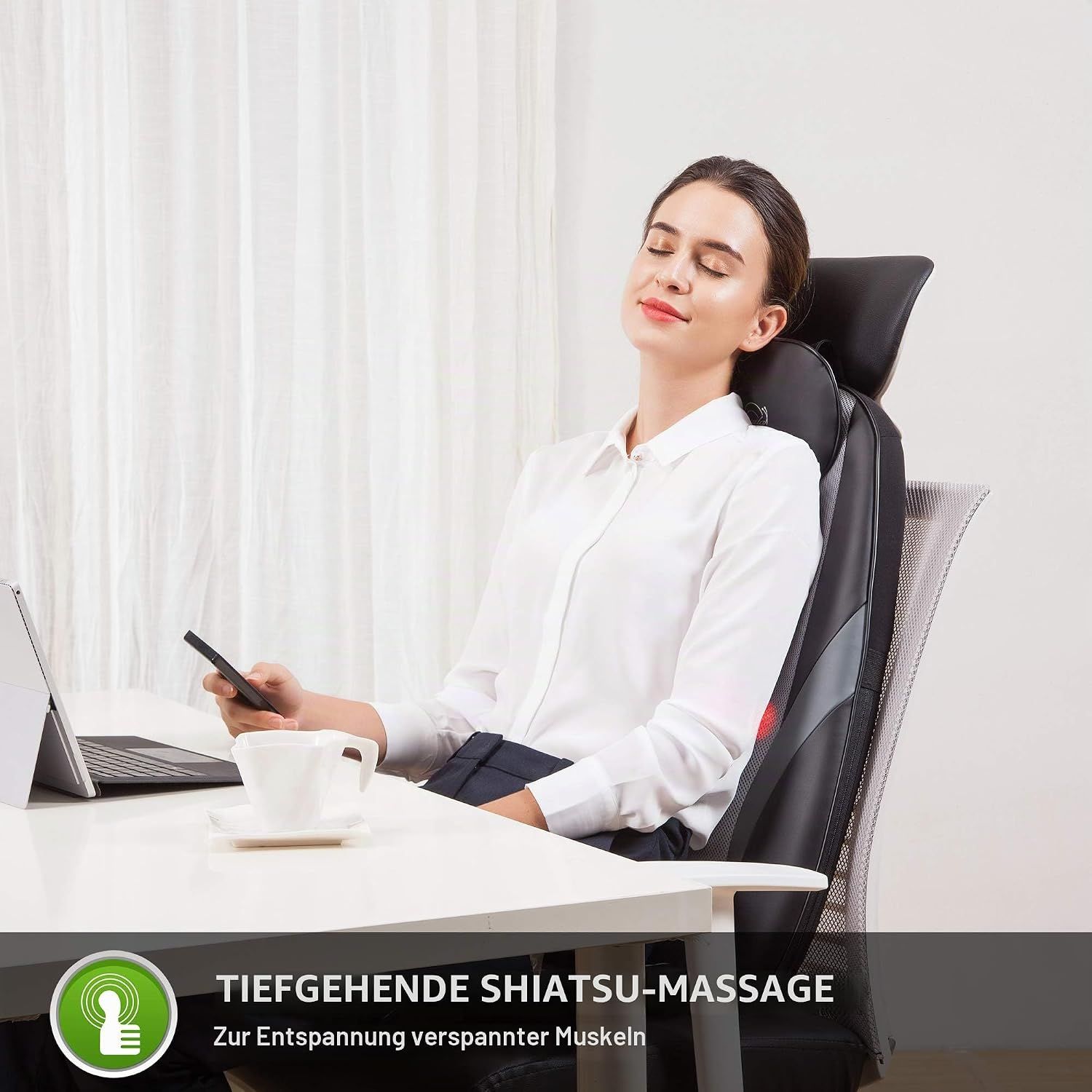 Frau entspannt sich in einem Bürostuhl mit einer Shiatsu-Massagefunktion.