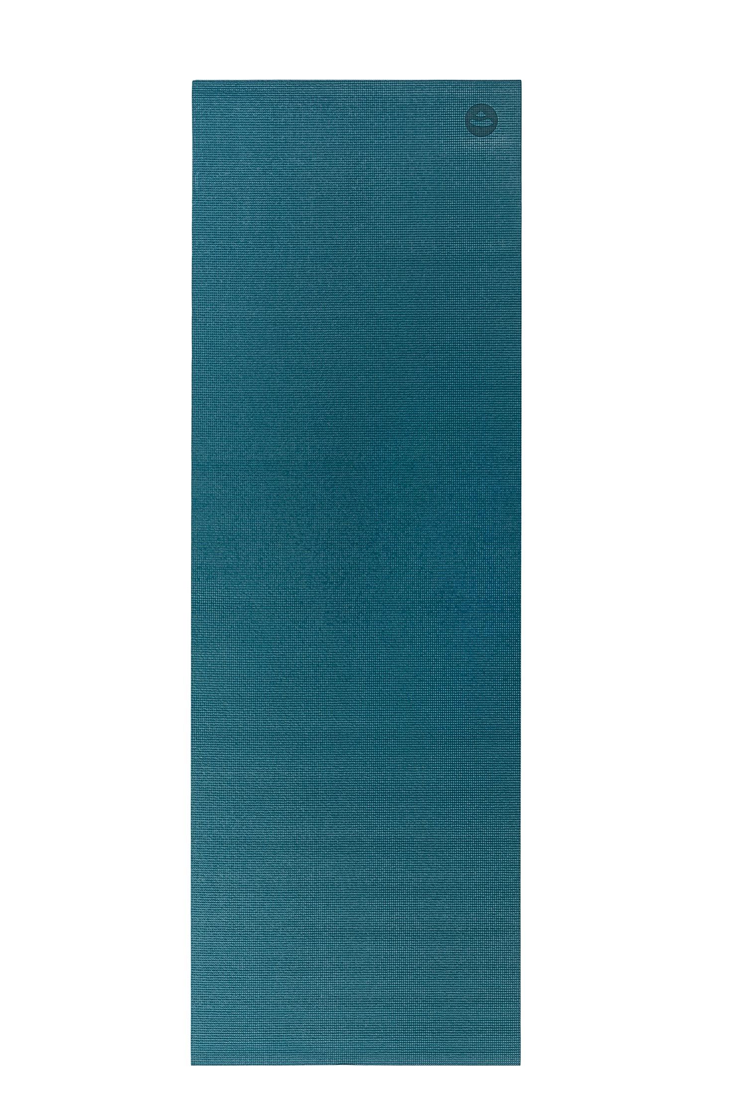 Ausgerollte Yogamatte in Petrol. Bodhi-Logo in der Ecke. Geriffelte Oberfläche.