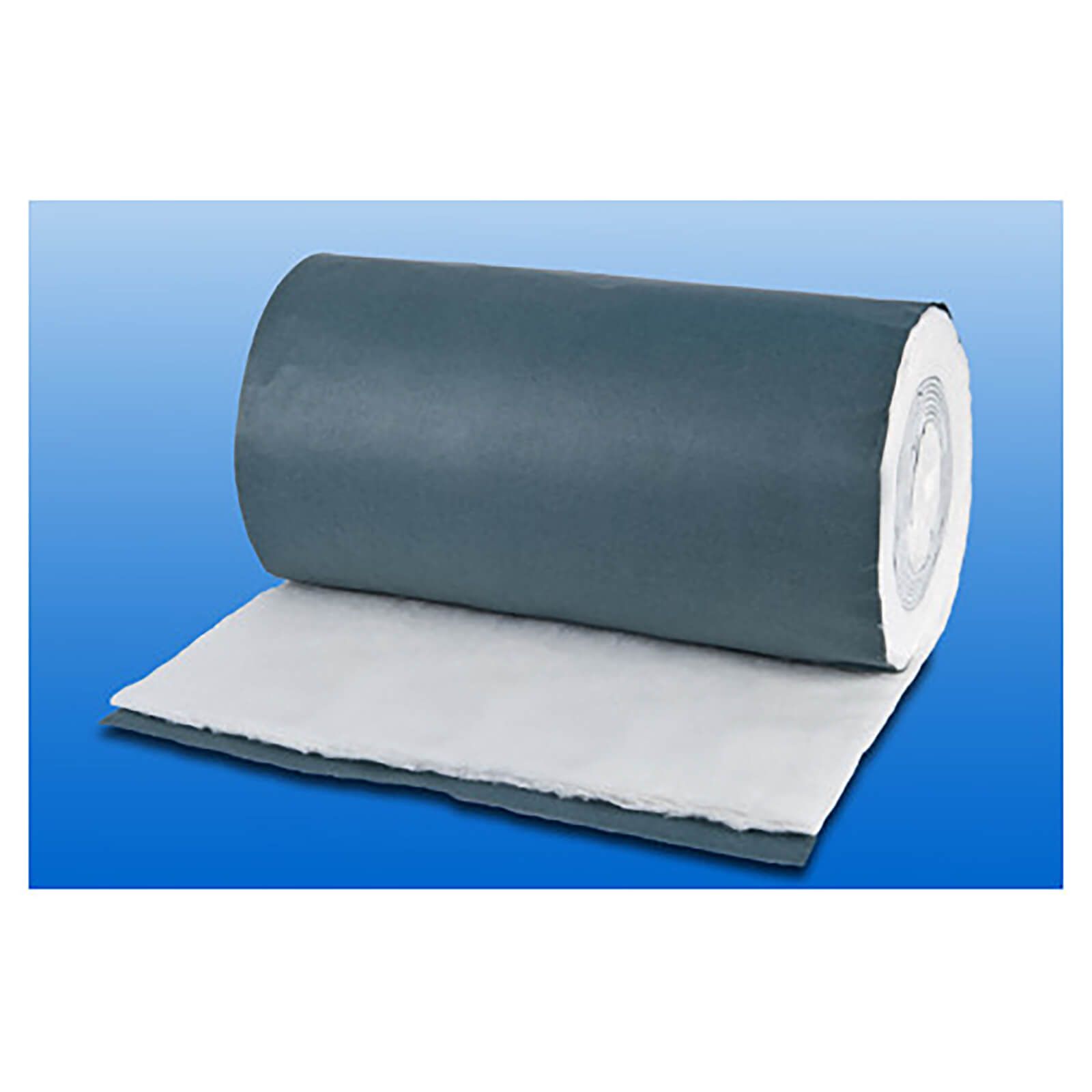 Gerollte Verbandwatte, teilweise ausgebreitet. Graue Außenverpackung, weiße Watte sichtbar. Auf blauem Hintergrund.