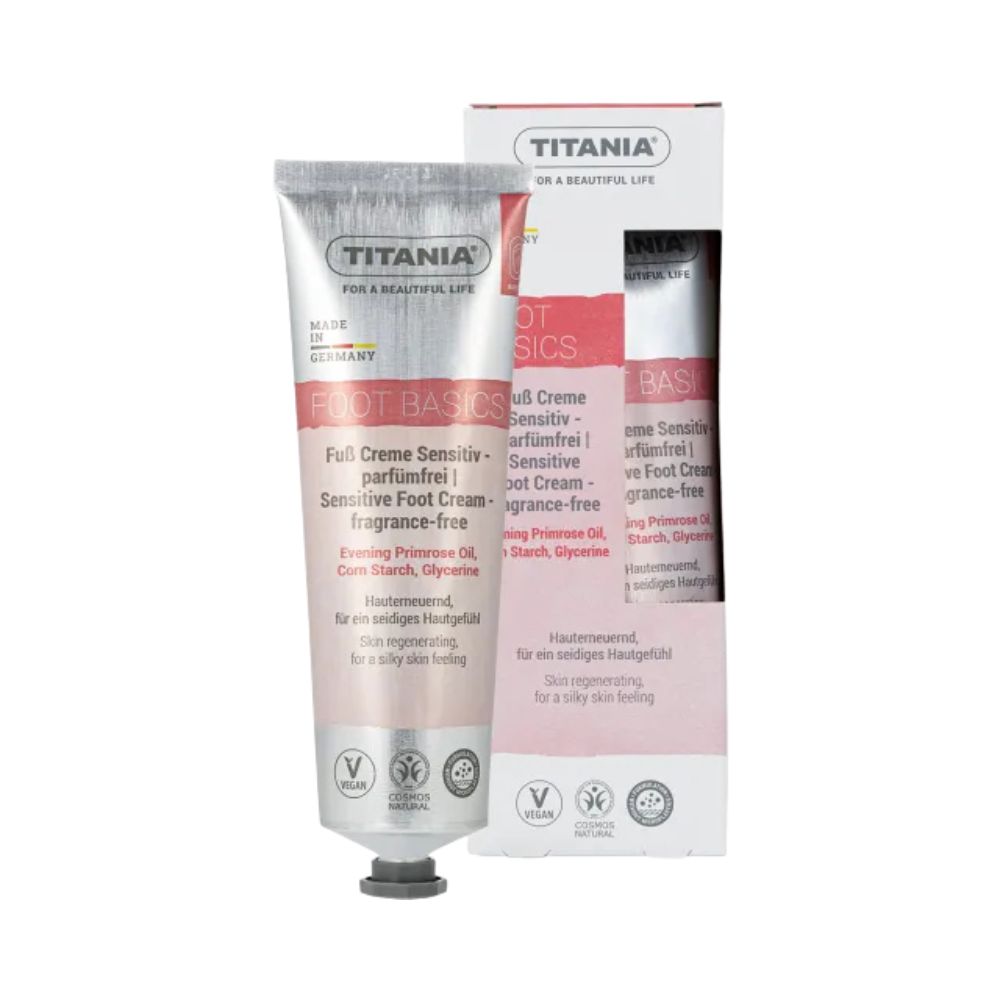 Fußcreme-Tube und Verpackung. Aufschrift: TITANIA, FOOT BASICS, Sensitive Foot Cream, parfümfrei. Vegan-Siegel.