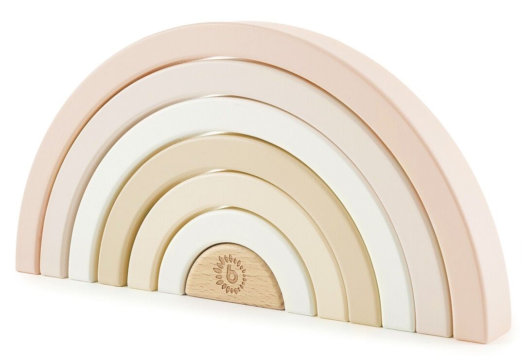 Mehrfarbiger Holz-Regenbogen. Rosa, Weiß und Beige. Halbkreis-Form. Holzsockel mit Logo.
