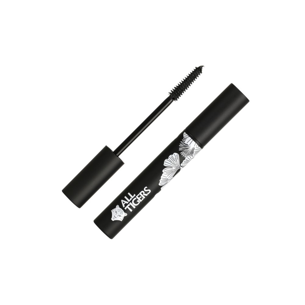 Schwarze Mascara-Tube mit geöffneter Bürste. Auf der Tube: Logo und Blätter-Design. Deckel und Bürste sind schwarz.