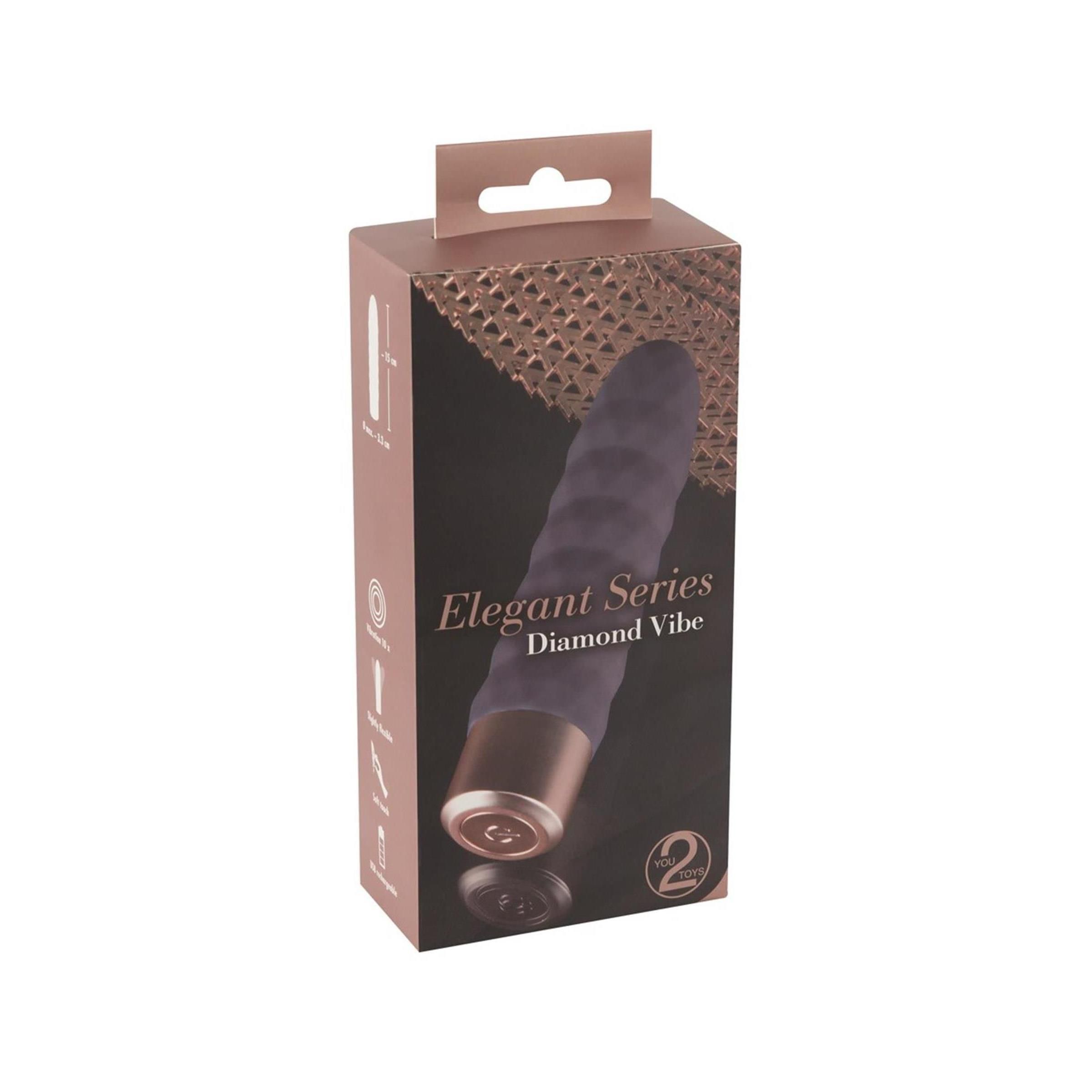 Dunkelvioletter Vibrator in Verpackung. Goldfarbener Sockel. Produktname: Elegant Series Diamond Vibe. Verpackung mit Aufhänger.