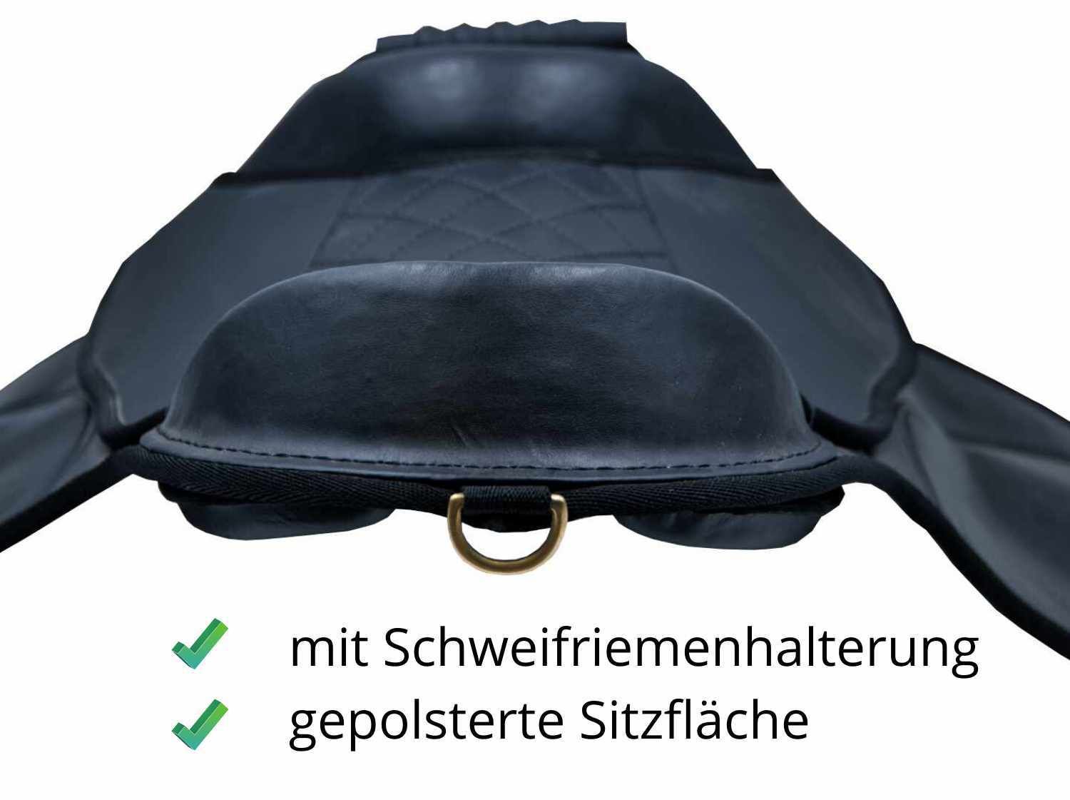 Schwarzer Sattel mit gepolsterter Sitzfläche und Schweifriemenhalterung. Goldfarbener Ring.