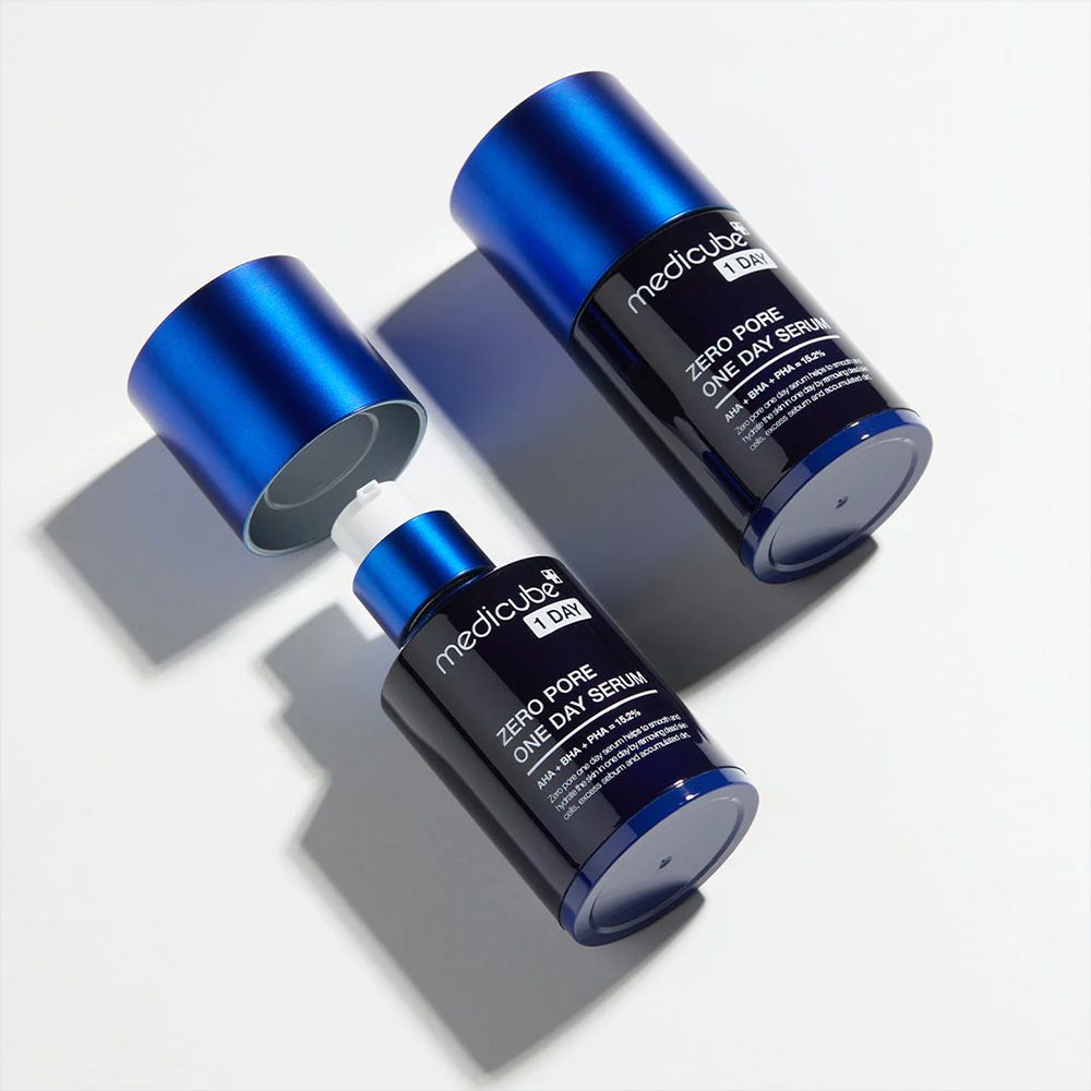 Zwei Medicube Zero Pore One Day Serum Flaschen, eine geöffnet, auf weißem Hintergrund.
