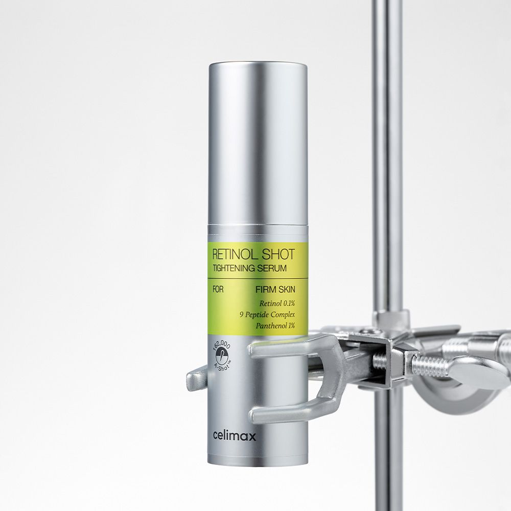 Celimax Retinol Serum Flasche in Laborhalterung.