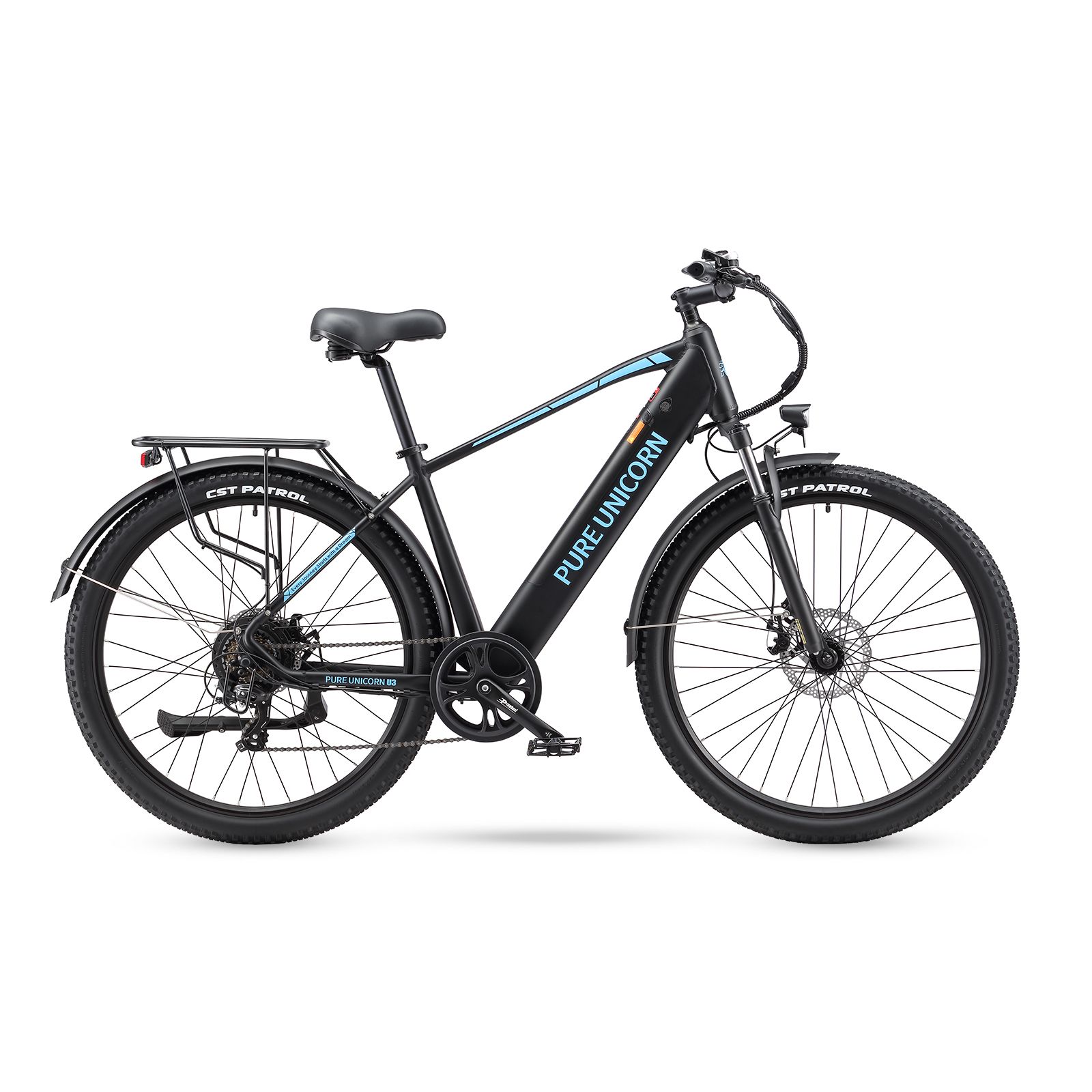 Schwarzes E-Mountainbike. Sichtbar: PURE UNICORN Logo, Gepäckträger, Schutzbleche, CST PATROL Reifen.