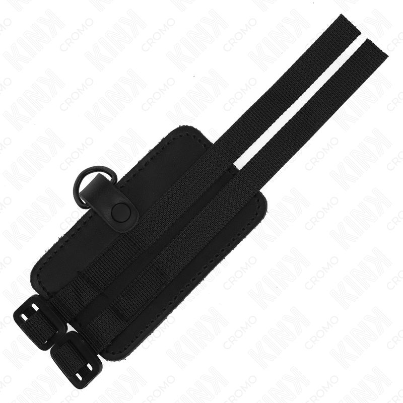 Schwarzer Penisring aus Leder mit verstellbaren Riemen. Detailansicht der Schnallen und Riemen.
