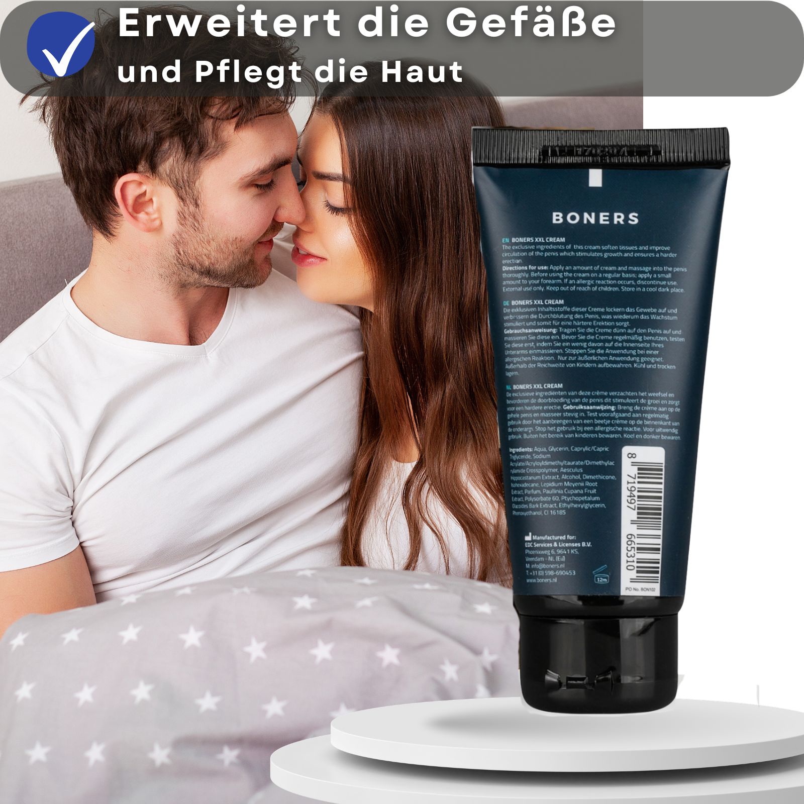 Dunkelblaue Tube mit schwarzem Deckel. Aufschrift: BONERS, Delay Cream, 100ml. Paar im Hintergrund. Text auf grauem Hintergrund.