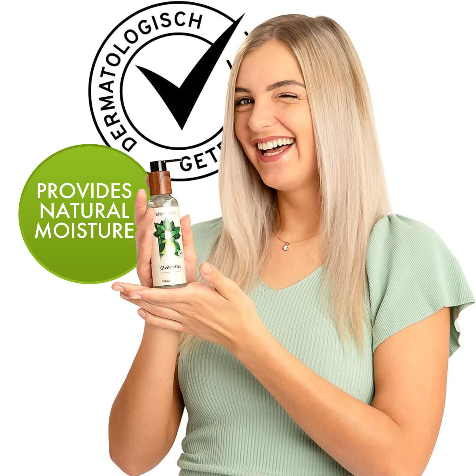Frau hält Flasche „Gleitmittel“. Aufschrift „Provides natural moisture“. Siegel „Dermatologisch getestet“.