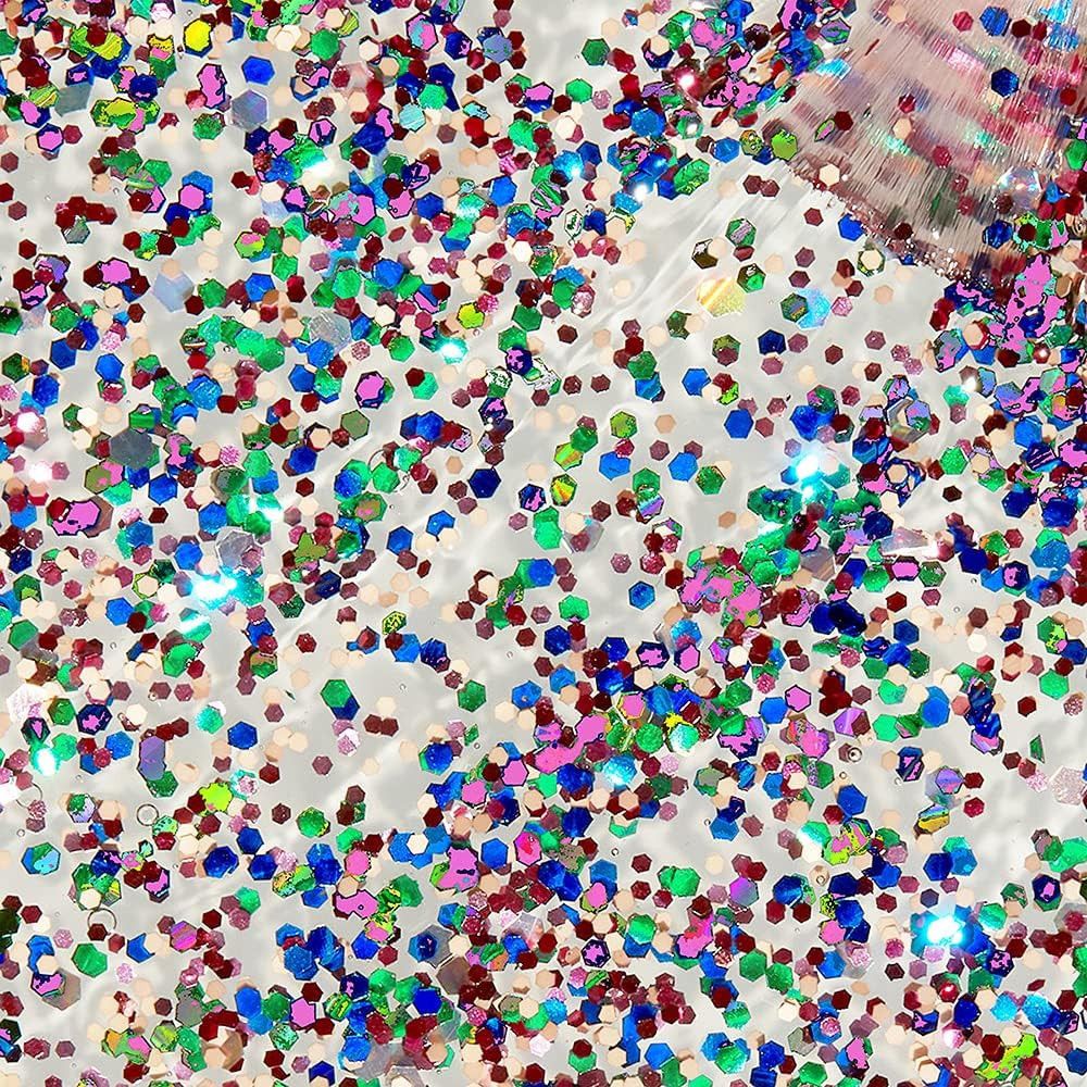 Nahaufnahme von bunten Glitzerpartikeln. Mehrere Farben und Formen, auf hellem Hintergrund verteilt.