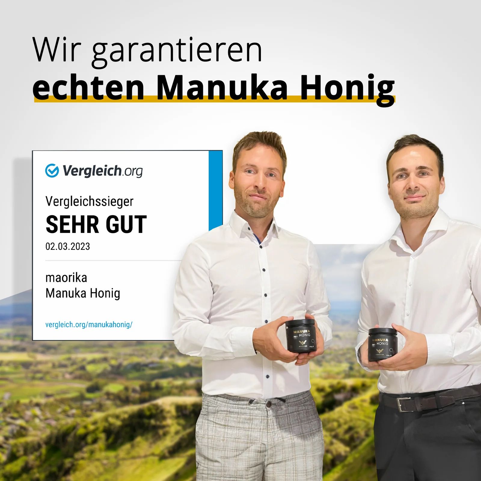 Zwei Männer halten Packungen "MANUKA HONIG". Im Hintergrund eine Landschaft. Text: Vergleichssieger SEHR GUT.