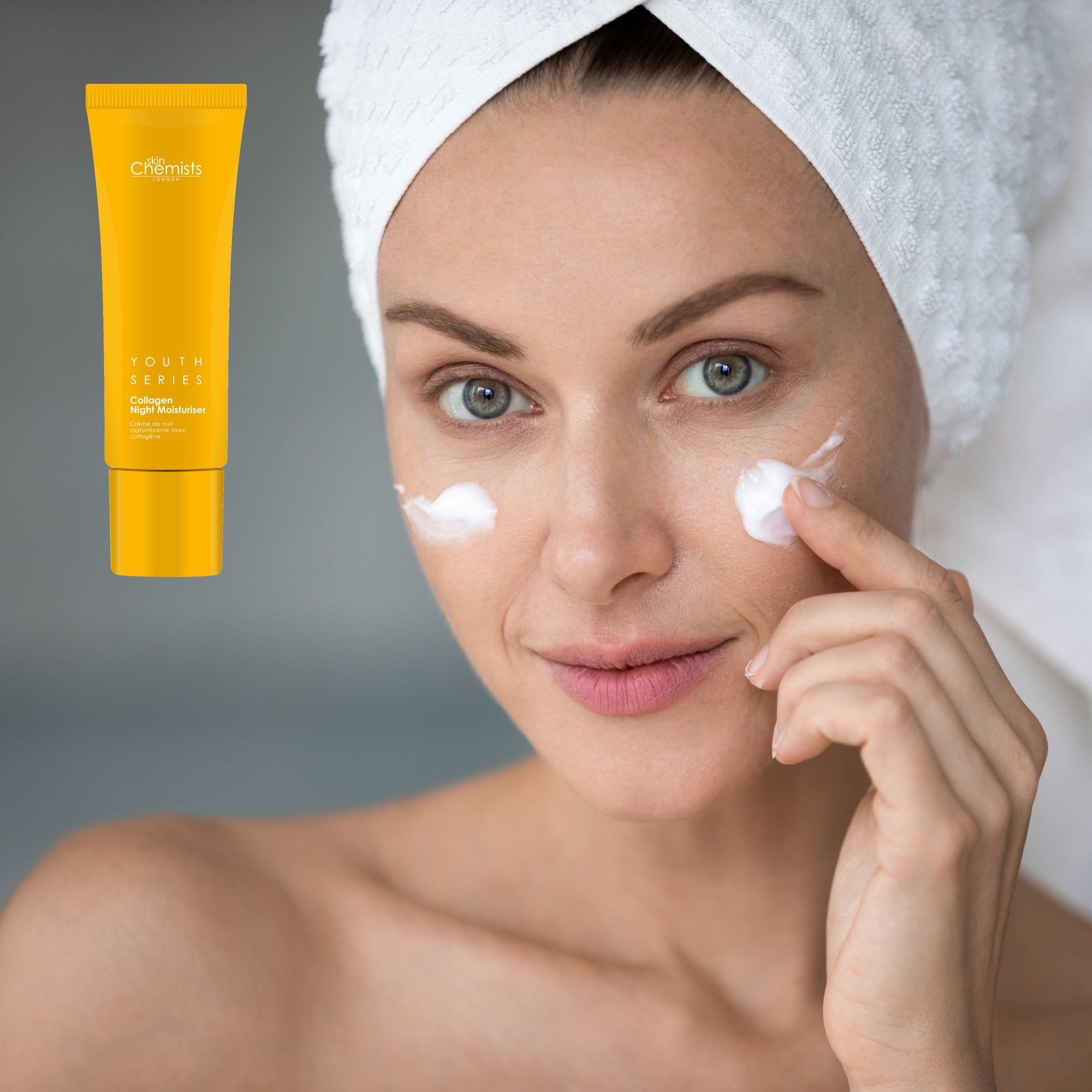 Frau trägt Creme auf. Gelbe Tube mit Text. Produktname: Youth Series Collagen Night Moisturiser. Marke: SkinChemists.