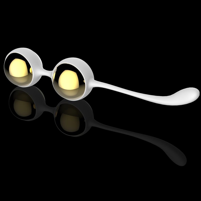 Zwei Kugeln mit Griff, goldene Kugeln, auf schwarzem Hintergrund. Spiegelung der Kugeln auf der Oberfläche.