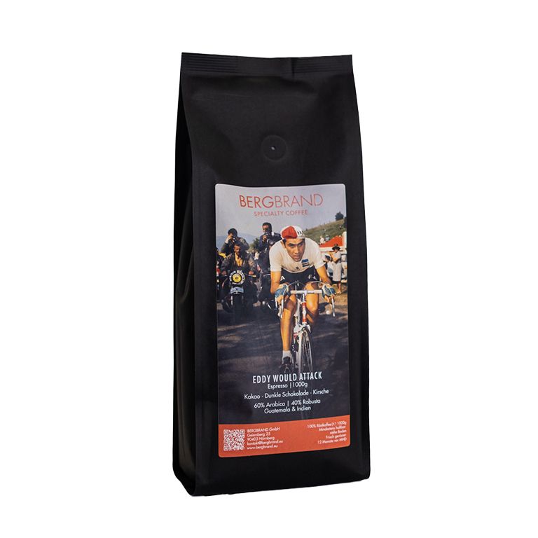 Schwarzer Kaffeebohnen-Beutel mit Etikett. Aufdruck: BERGBRAND, Eddy Would Attack, Radfahrer-Illustration.