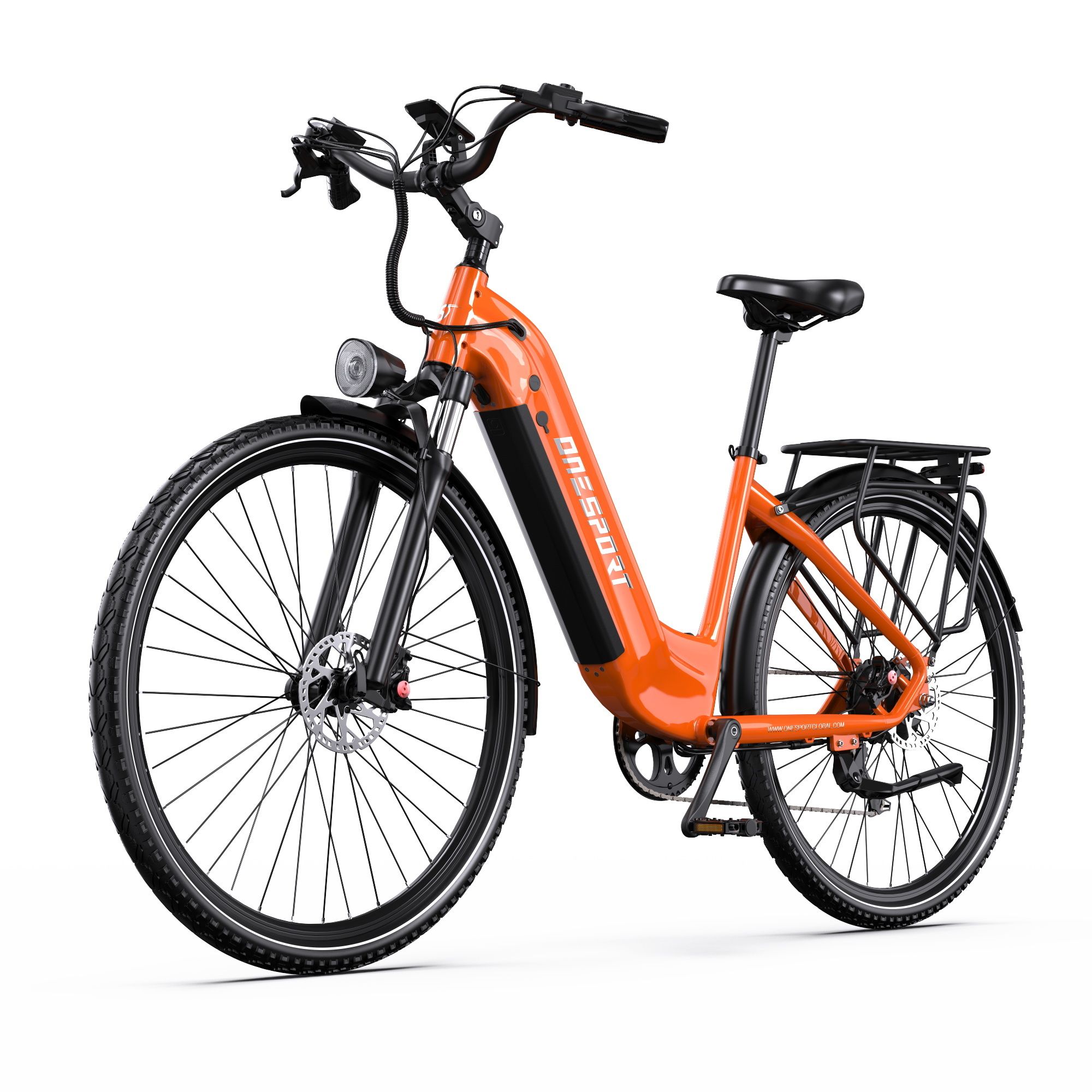 Orangefarbenes Elektrofahrrad mit schwarzen Reifen und Details. Gepäckträger hinten, Scheinwerfer vorne. Marke: Onesport.