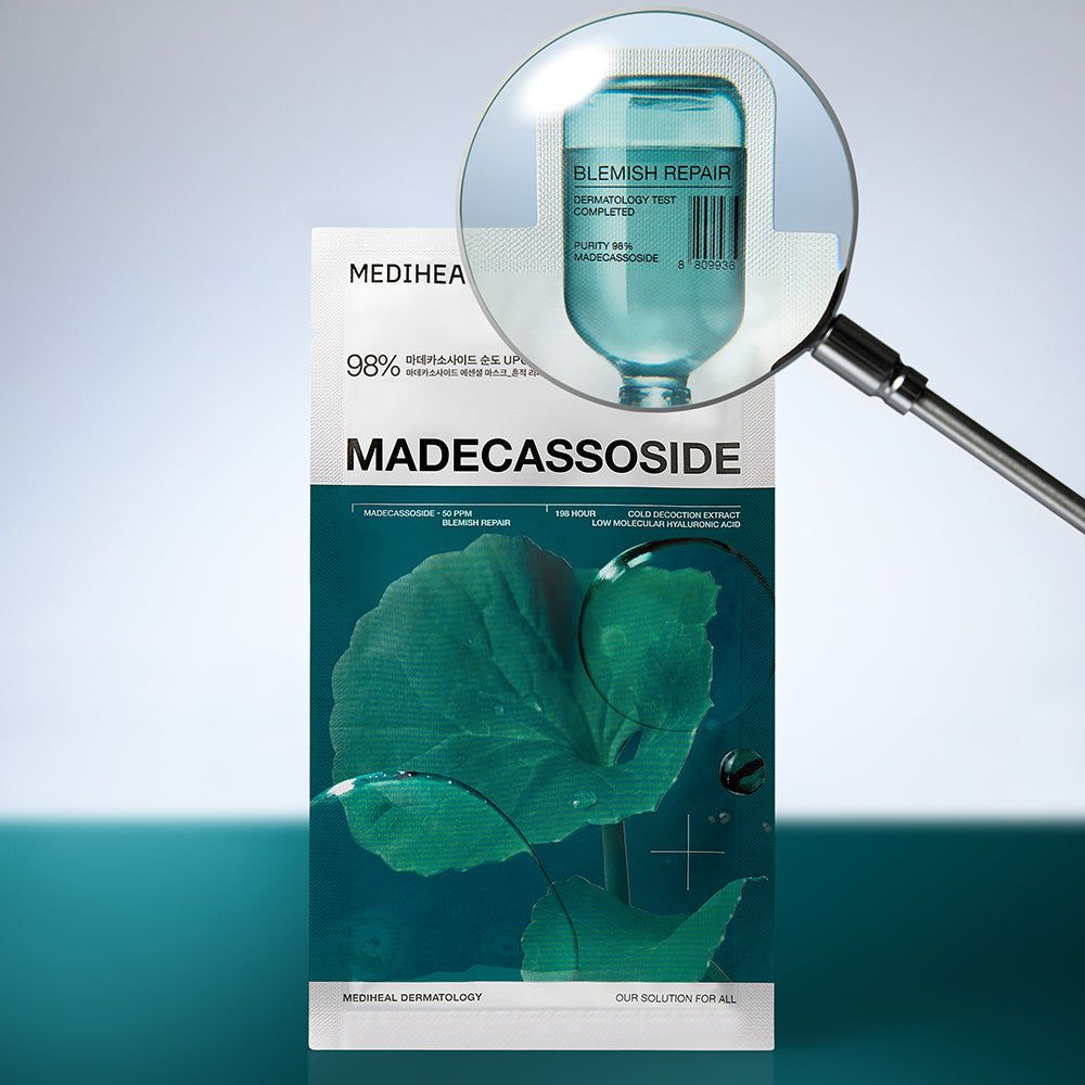 Verpackung der MEDIHEAL Madecassoside Essential Maske unter einer Lupe. Text: Madecassoside, 98%, Blemish Repair.