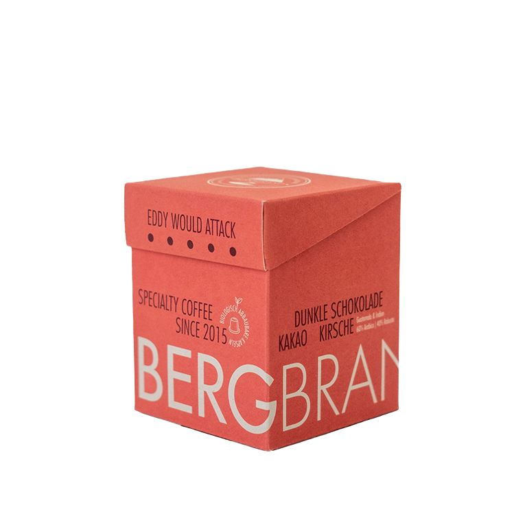 Rote Verpackung. Aufdruck: BERGBRAND, Eddy would Attack, Kapselkaffee. Text: Dunkle Schokolade, Kakao, Kirsche.