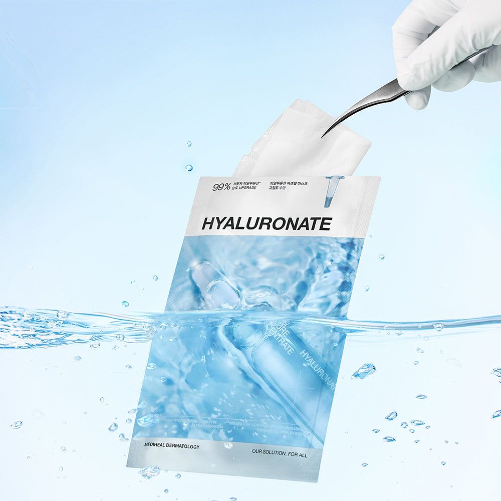Verpackung mit MEDIHEAL Hyaluronate wird mit einer Pinzette aus Wasser gehoben. Haupttext: Hyaluronate. 99% für verbesserte Feuchtigkeit.