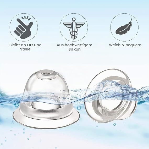 Zwei transparente Brustwarzensauger aus Silikon, die auf einer blauen Oberfläche liegen.