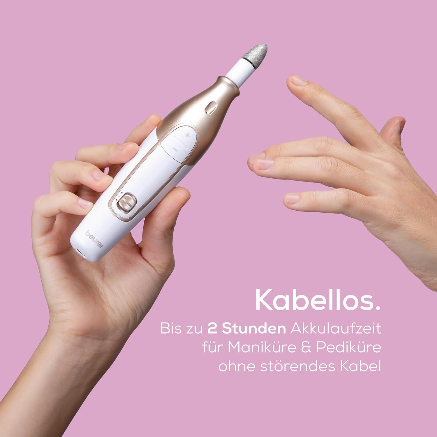 Weiß-goldenes Maniküre-Pediküre-Gerät in Hand. Kabellos. Aufschrift: Kabellos. Bis zu 2 Stunden Akkulaufzeit.