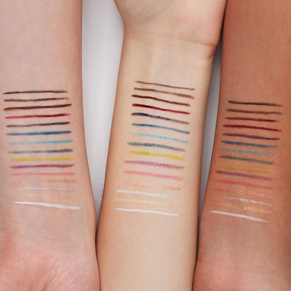 Arme mit verschiedenen Augenstiftfarben. Mehrere Striche auf verschiedenen Hauttönen.